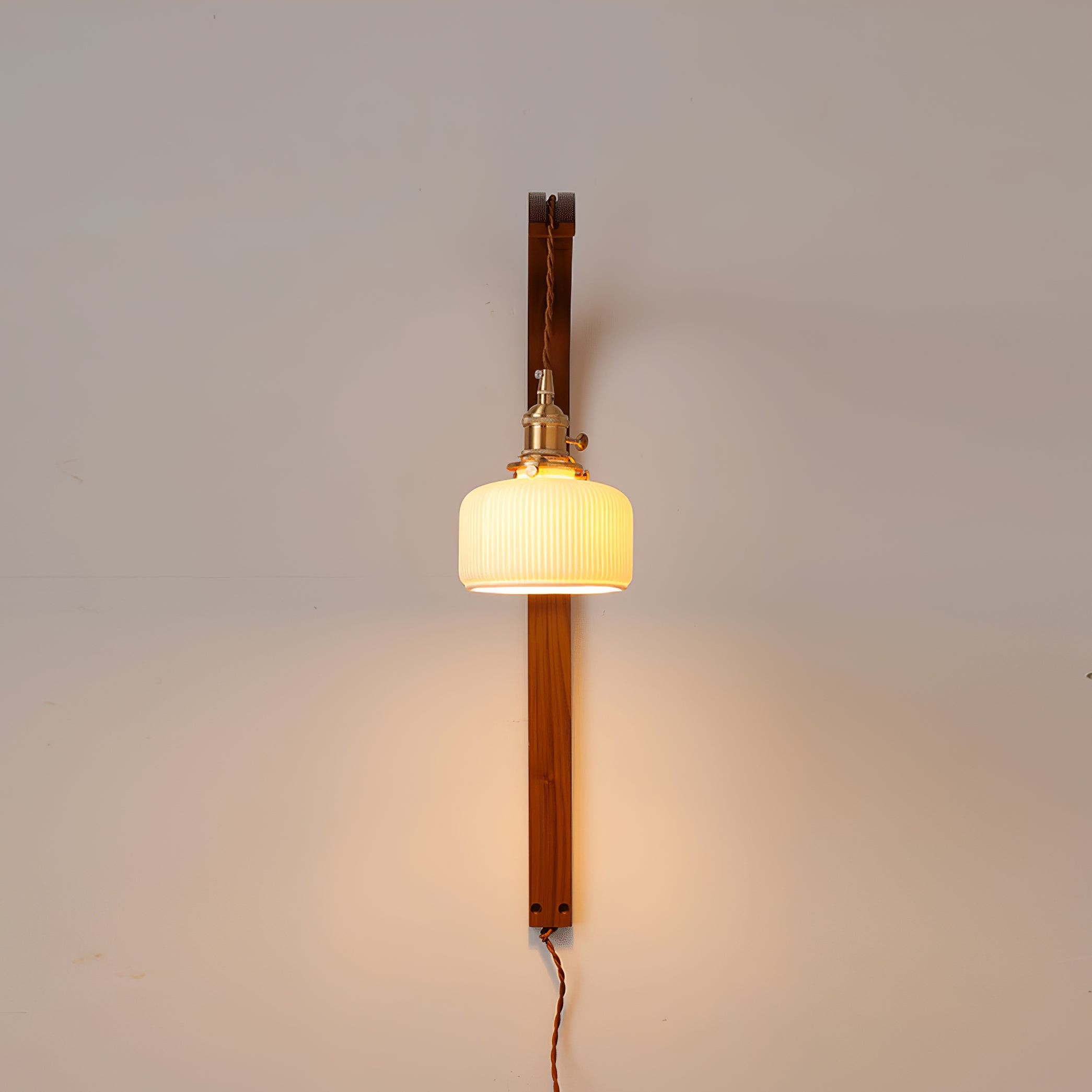 Gebogen walnootkleurige keramische wandlamp met stekker HL3051
