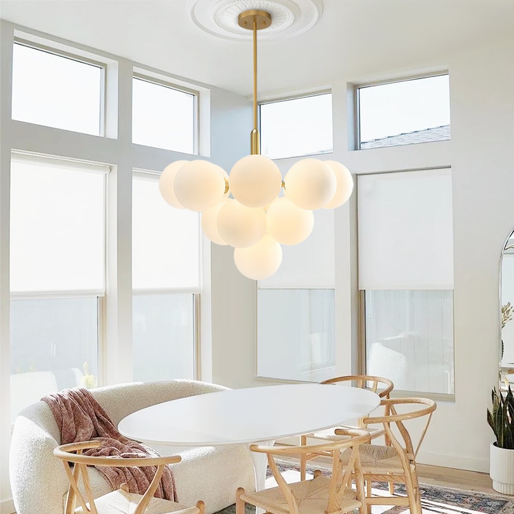 Moderne kroonluchter van opaalglas in messing afwerking woonkamer
