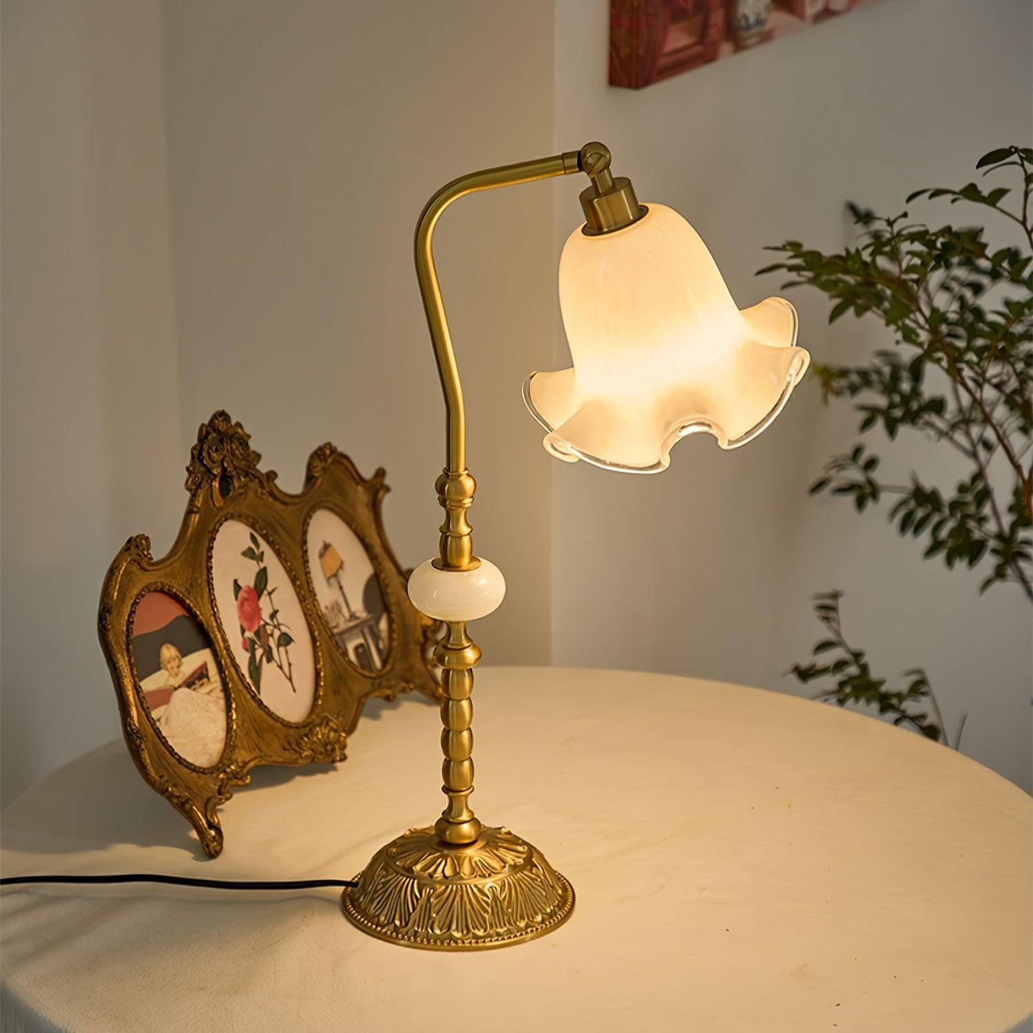 Klassieke stijlvolle witte tulp messing tafellamp HL862