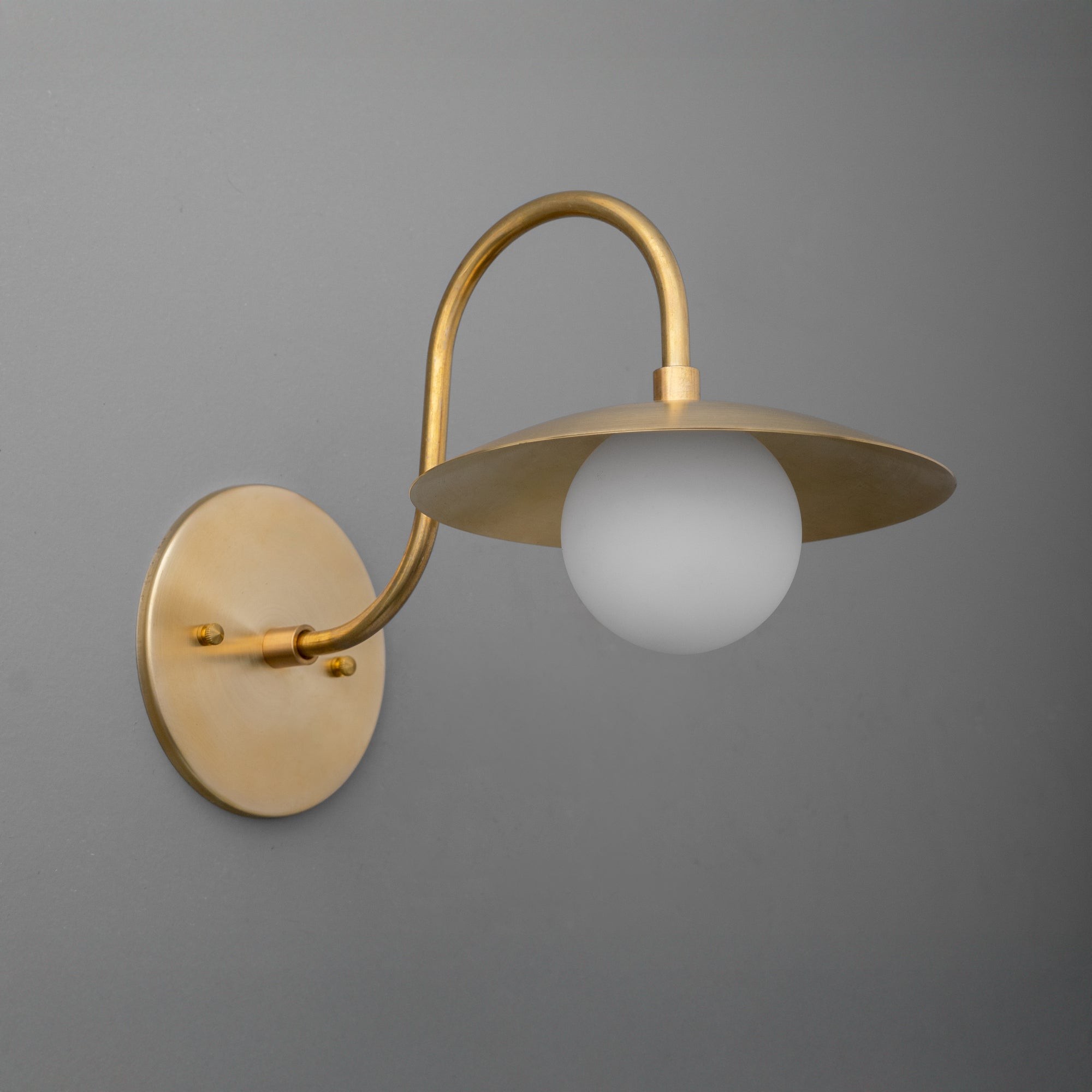 Curva metalen gebogen messing wandlamp - elegante metalen lamp voor moderne interieurs HL1773