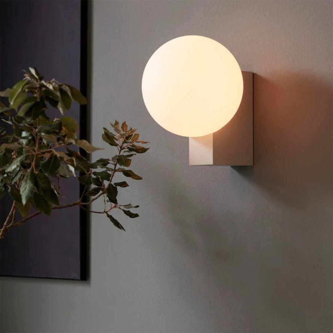 Minimalistische bolvormige wandlamp HL558