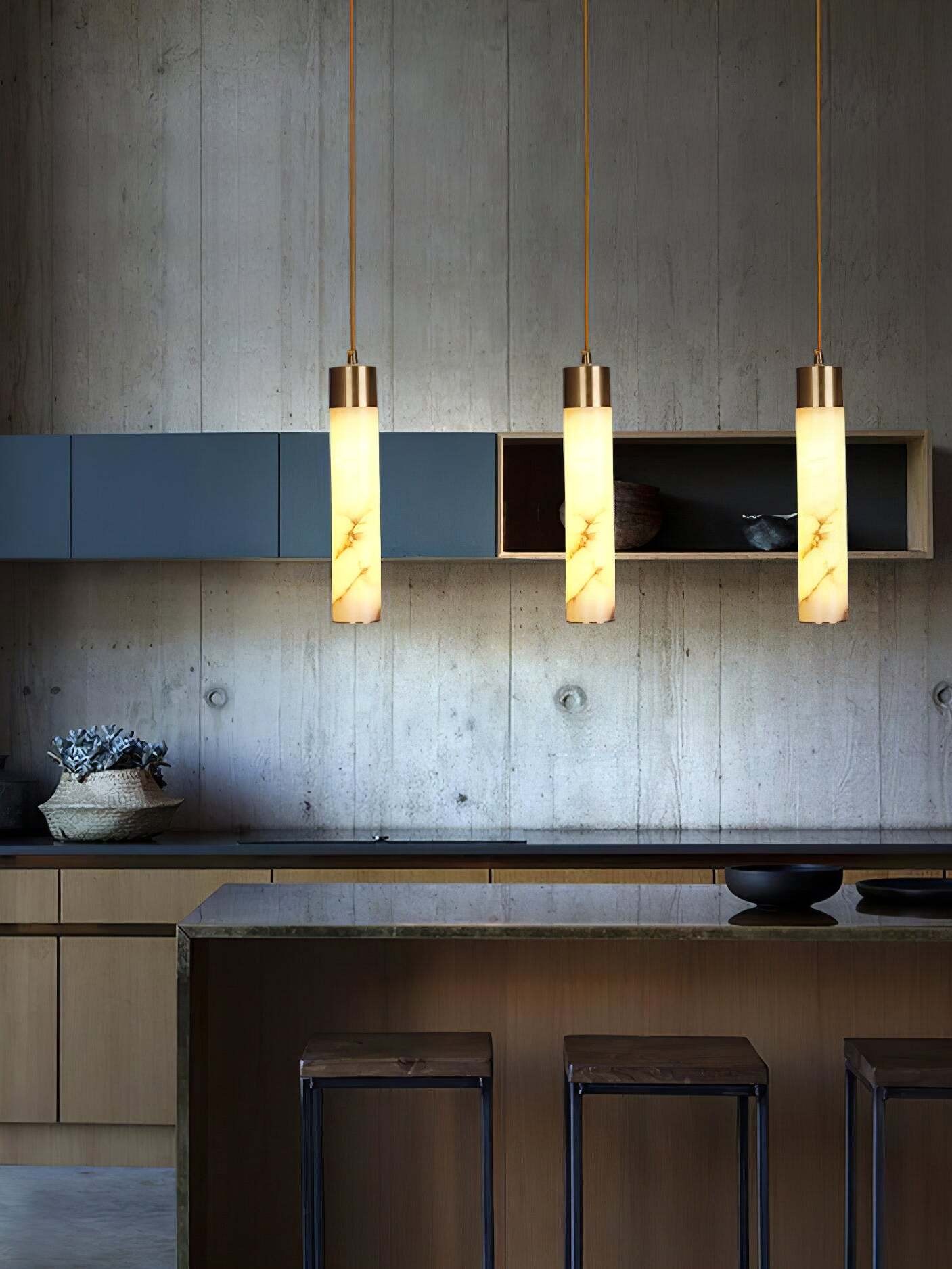Hanglamp van natuurlijk getextureerd marmer en messing HL1060