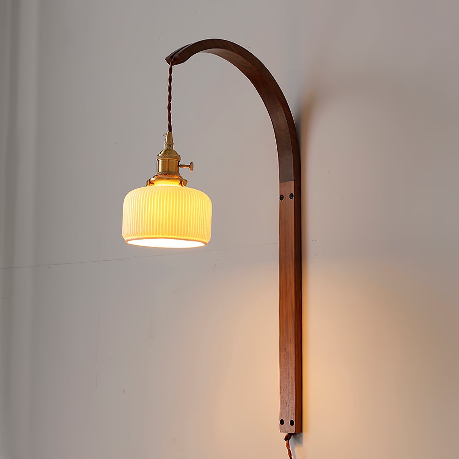 Gebogen walnootkleurige keramische wandlamp met stekker HL3051