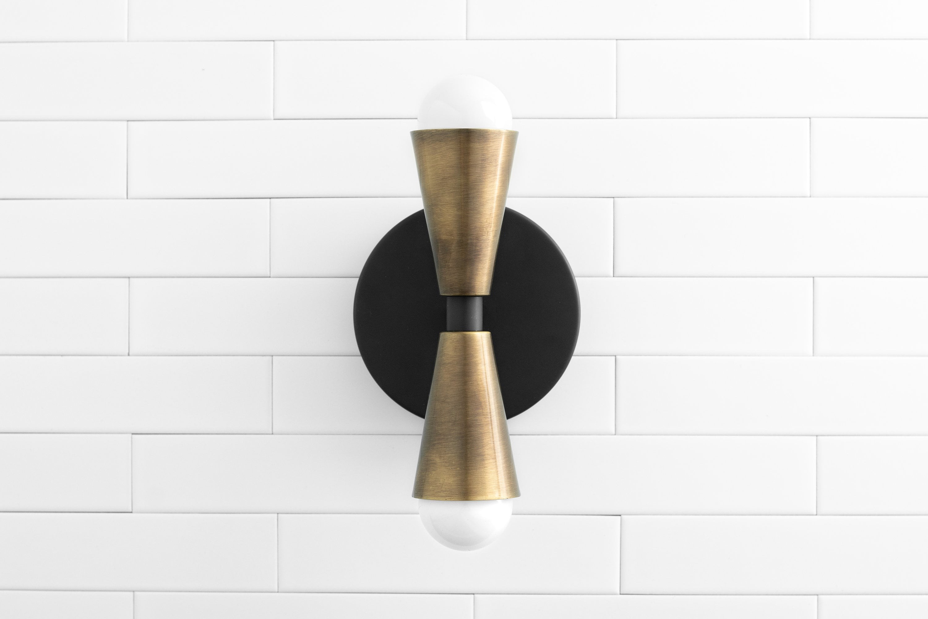 Pyralis Cone Linear Statement Wandlamp - Moderne Tweelichts Armatuur HL1696