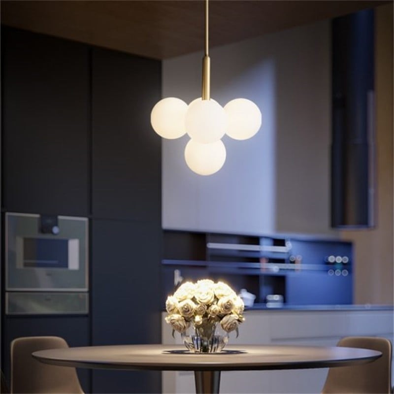 Moderne kroonluchter van opaalglas in messing afwerking woonkamer