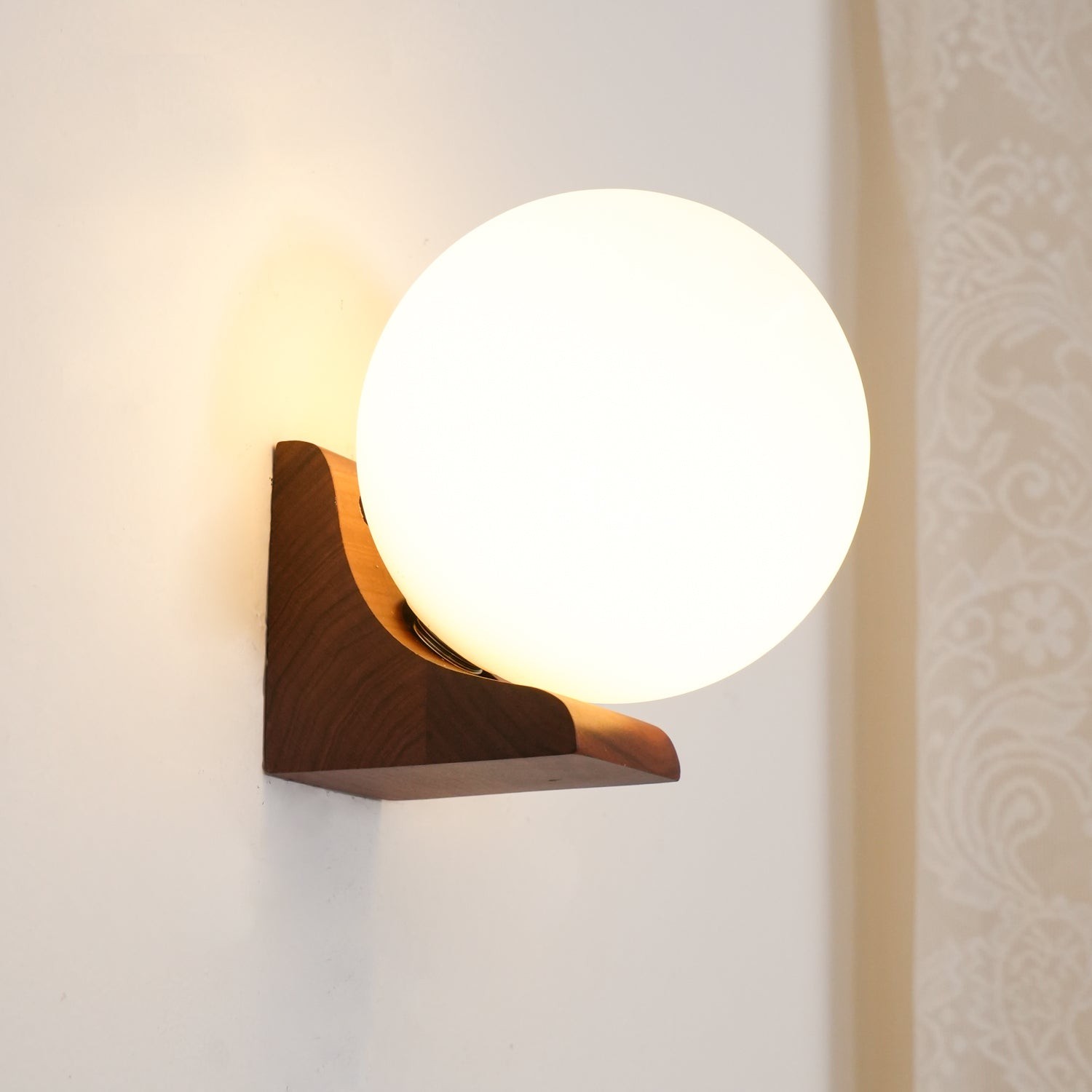 Minimalistische houten geometrische beugel glazen bol wandlamp HL444
