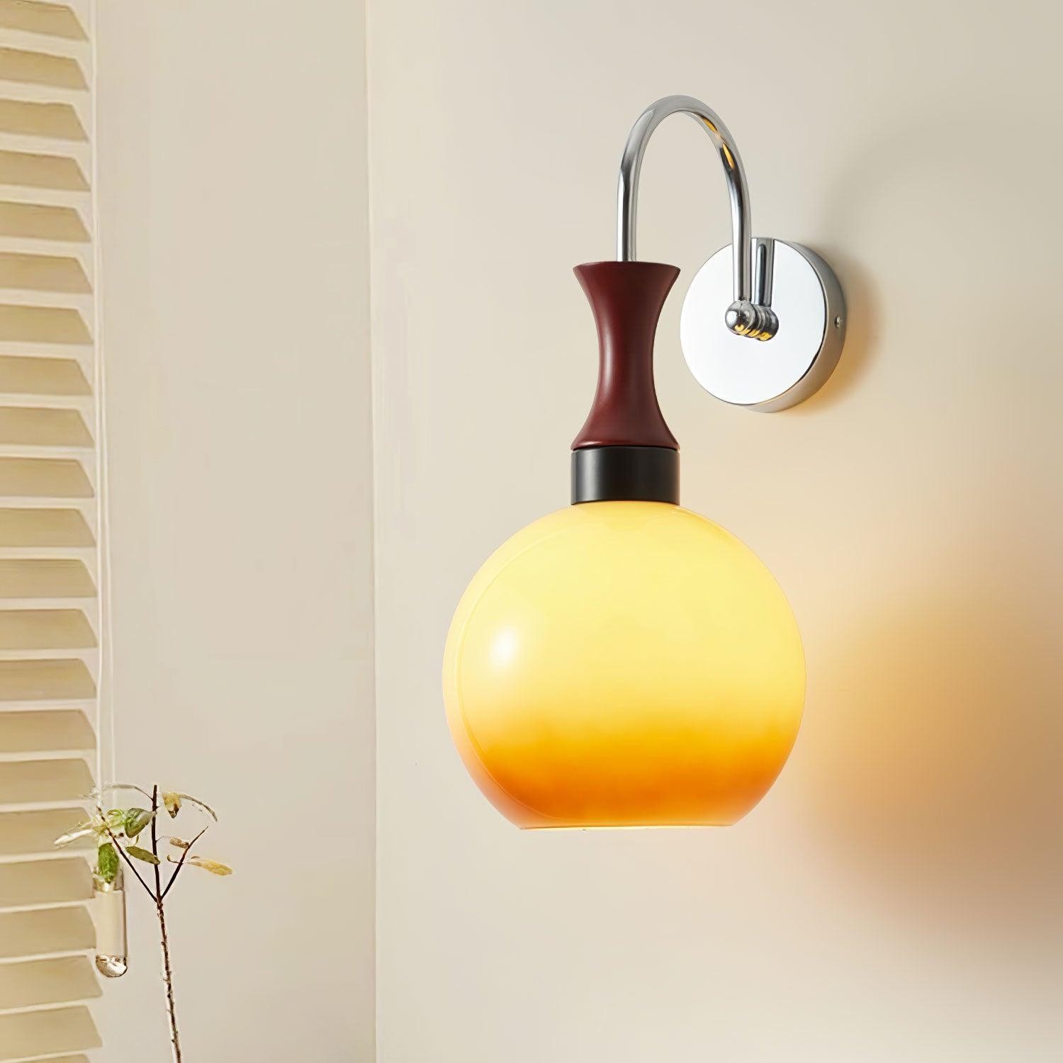 Bolvormige gele wandlamp HL649