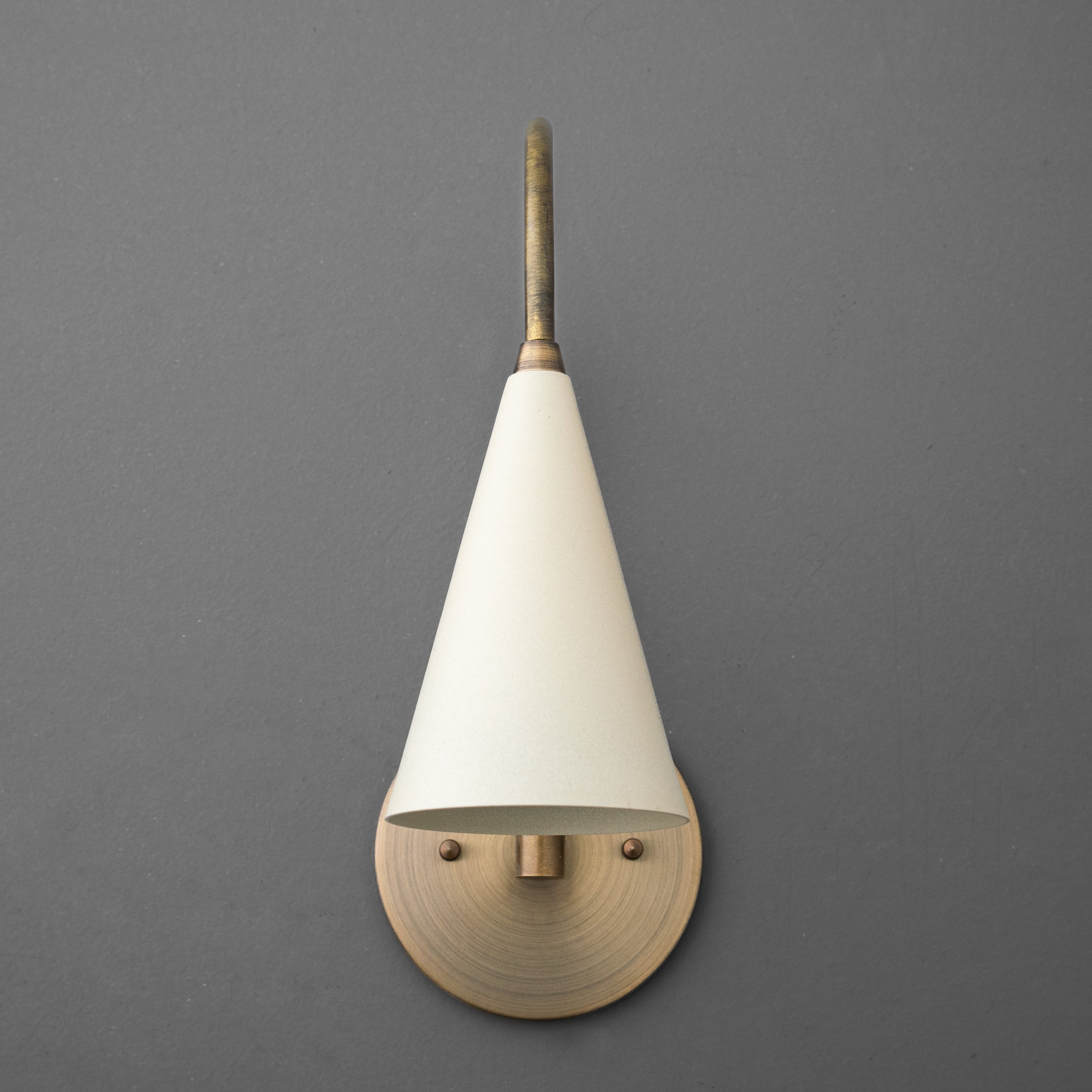 Curva Metalen Vintage Wandlamp - Elegante Kegelvormige Kap voor Slaapkamers HL1756