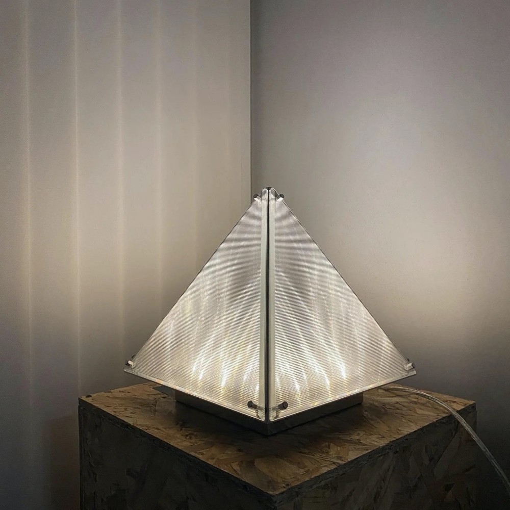 Getextureerde Glazen Piramide Tafellamp HL270