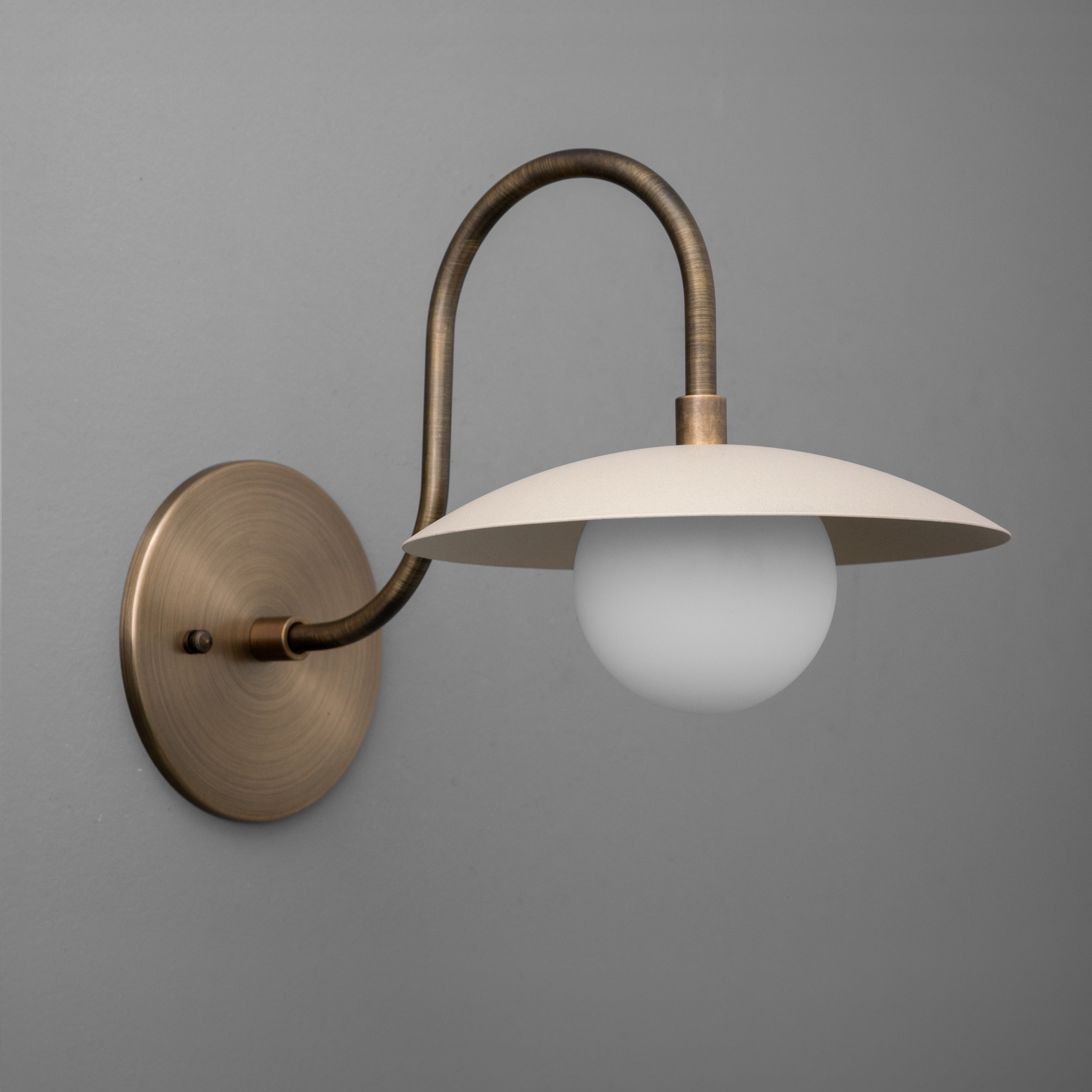 Curva metalen gebogen messing wandlamp - elegante metalen lamp voor moderne interieurs HL1773