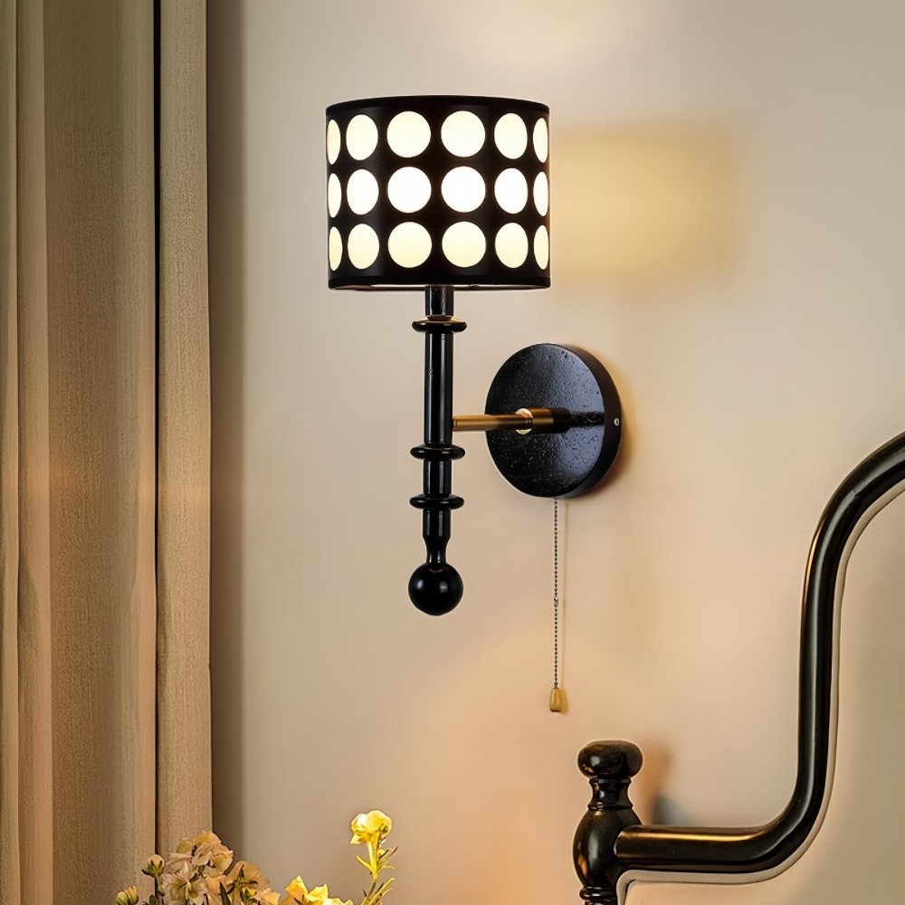 Franse witte stoffen cilindervormige wandlamp met stippen en essenhouten kap HL1118