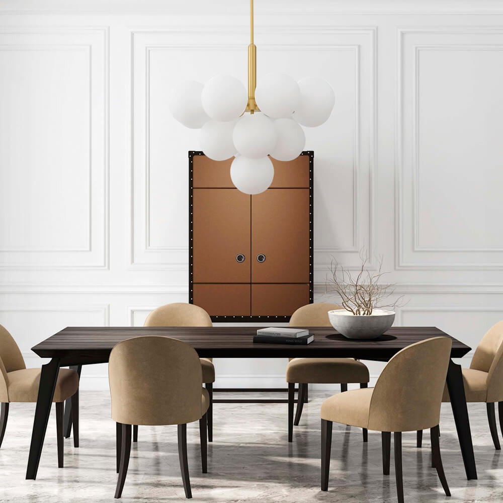 Moderne kroonluchter van opaalglas in messing afwerking woonkamer
