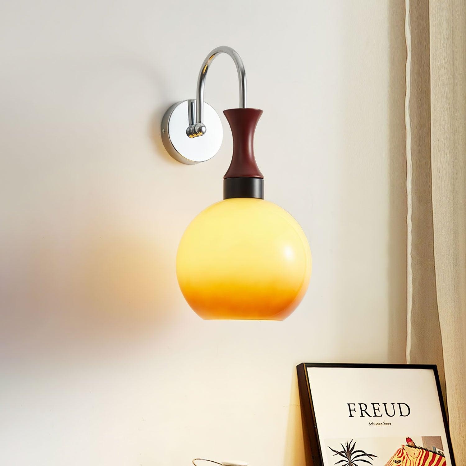 Bolvormige gele wandlamp HL649