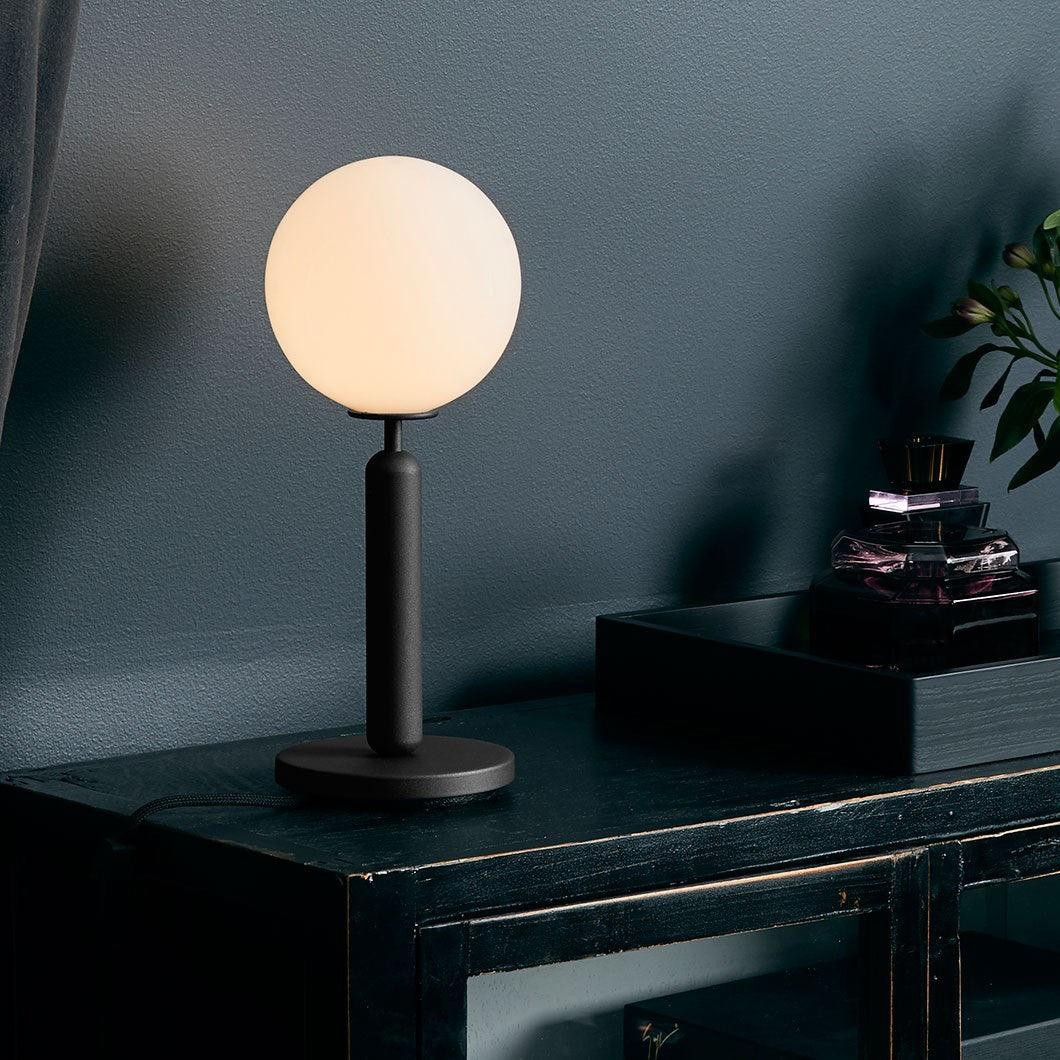 Sferische stijlvolle glazen inductie tafellamp HL711