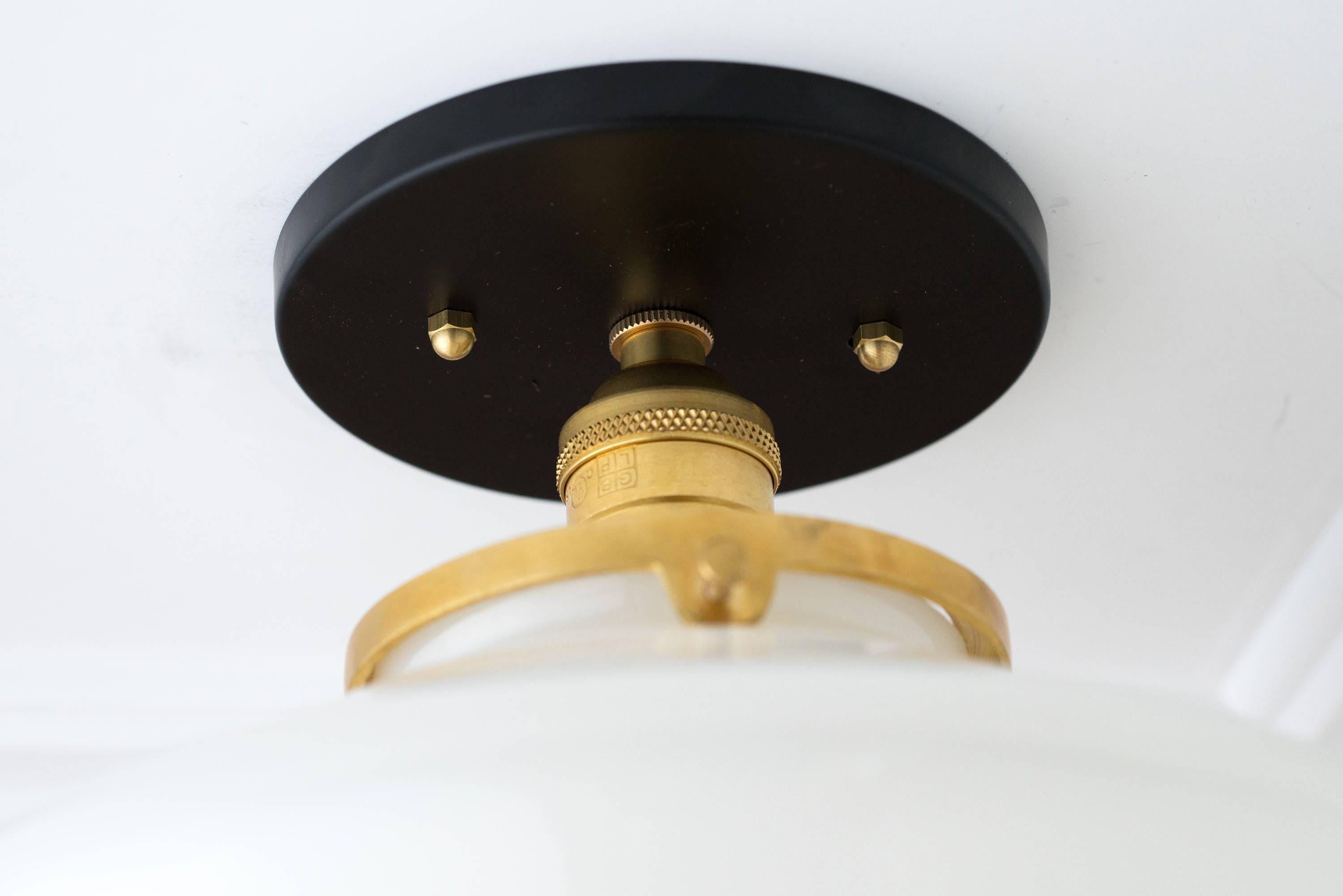 Geotower glazen plafondlamp van messing - opaal glazen schoolhuiskap - moderne elegantie HL1732