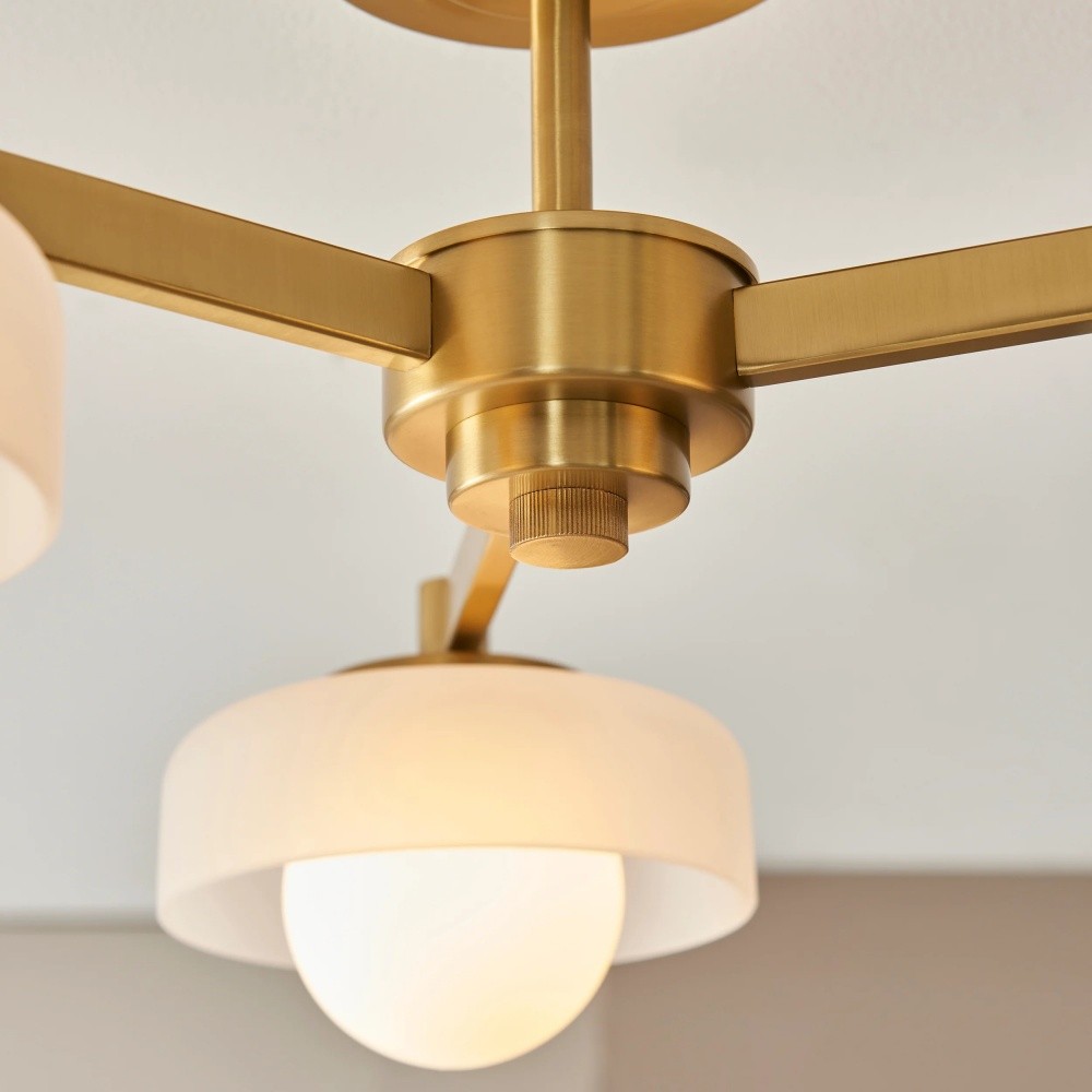 Hanglamp Zirvos met matglazen opalen bollen en geborsteld messing frame voor woon- en eetkamer HL2132