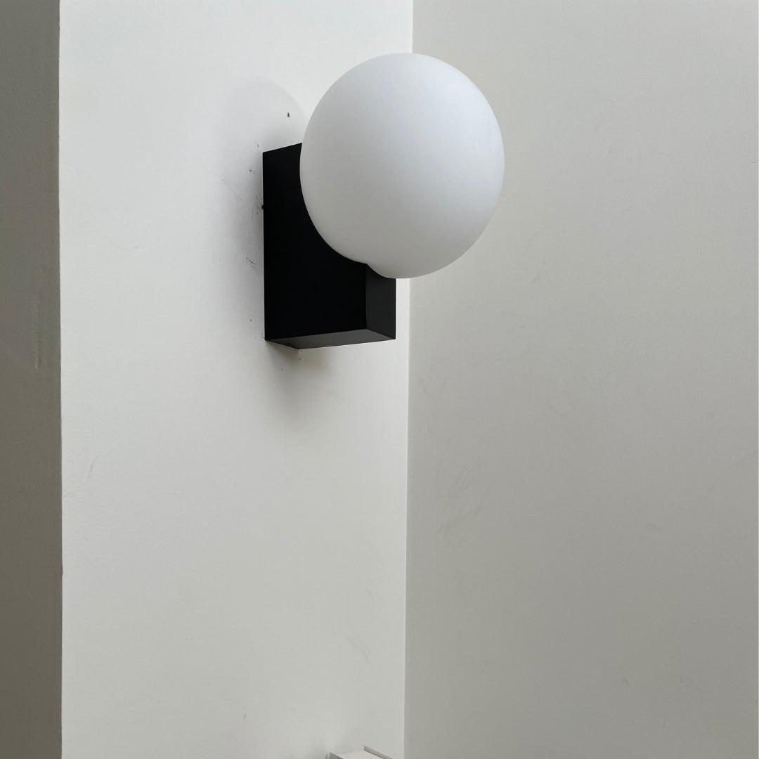 Minimalistische bolvormige wandlamp HL558