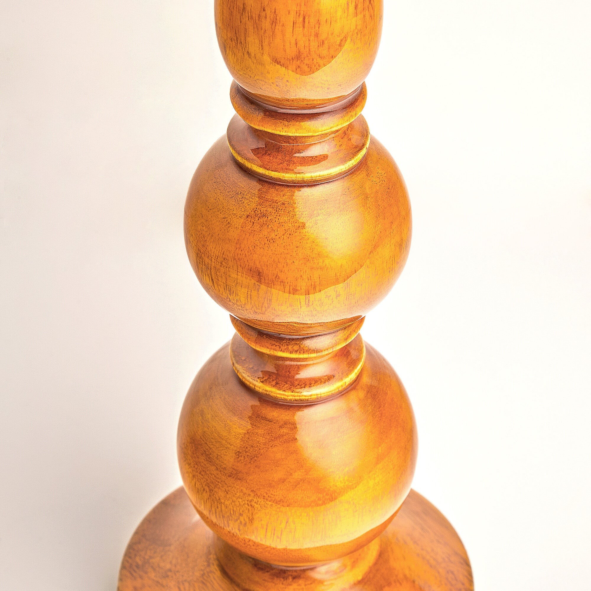 Grainora tafellamp met houten voet en stoffen lampenkap voor de woonkamer HL2349