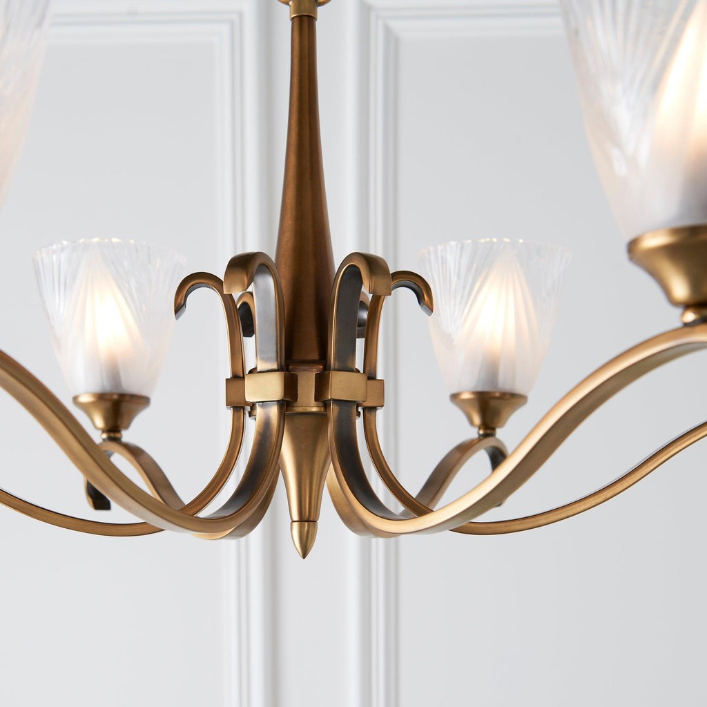 Lunetal kroonluchter met meerdere lampen, kristallen accenten en messing afwerking - moderne luxe voor eetkamer en woonkamer