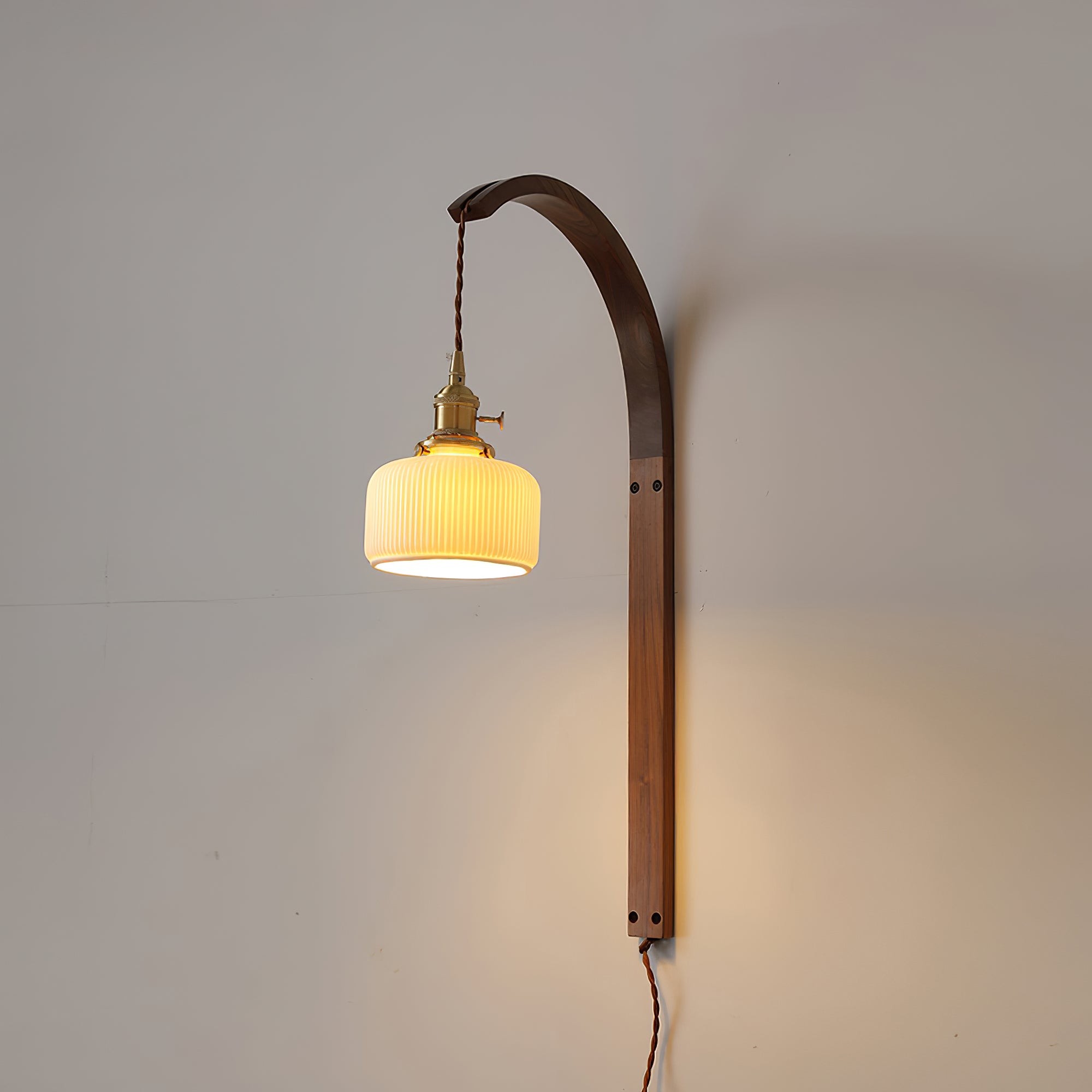 Gebogen walnootkleurige keramische wandlamp met stekker HL3051