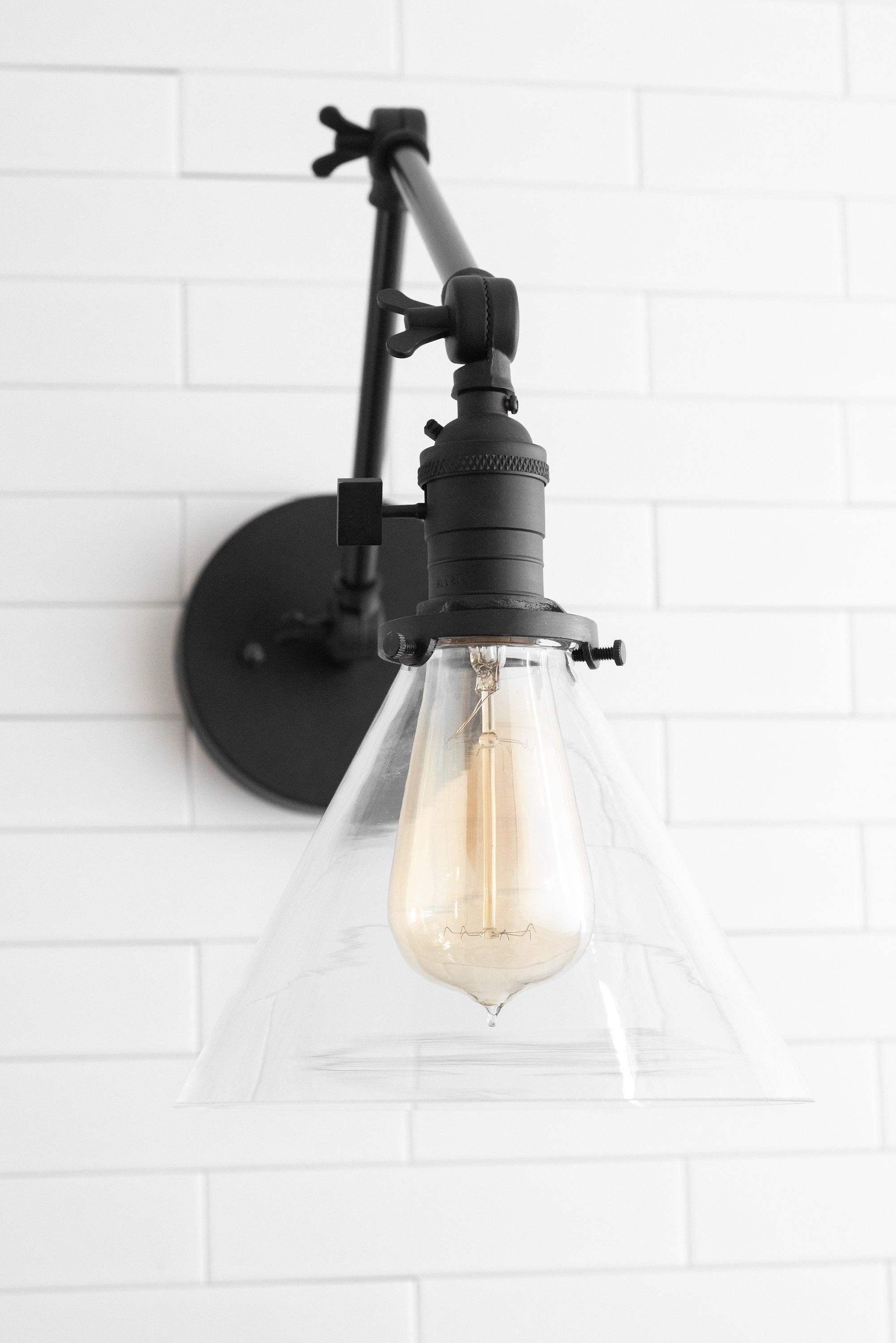 Conique metalen industriële wandlamp met verstelbare arm - vintage glazen kegelvormige kap HL1673