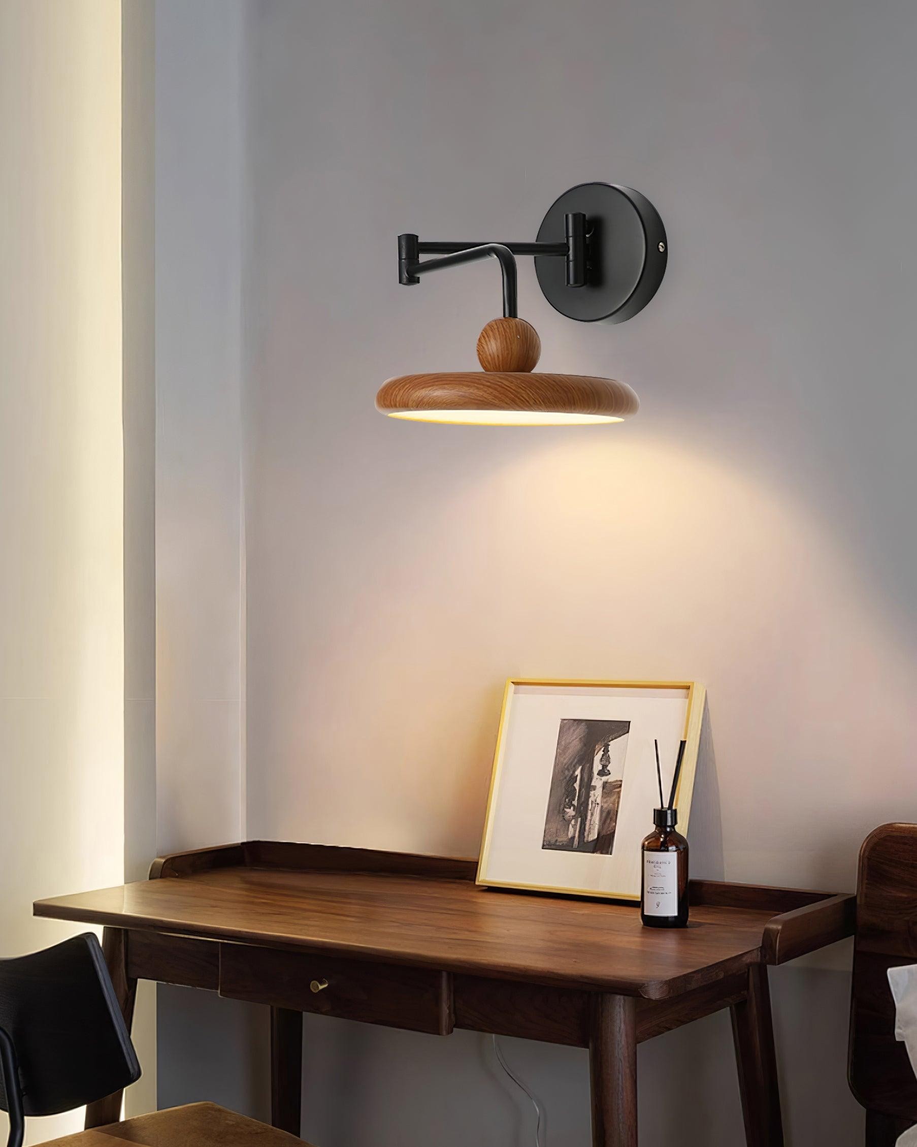 Wandlamp met Zwenkarm en Houten Schijfvormige bol voor Slaapkamer HL1080