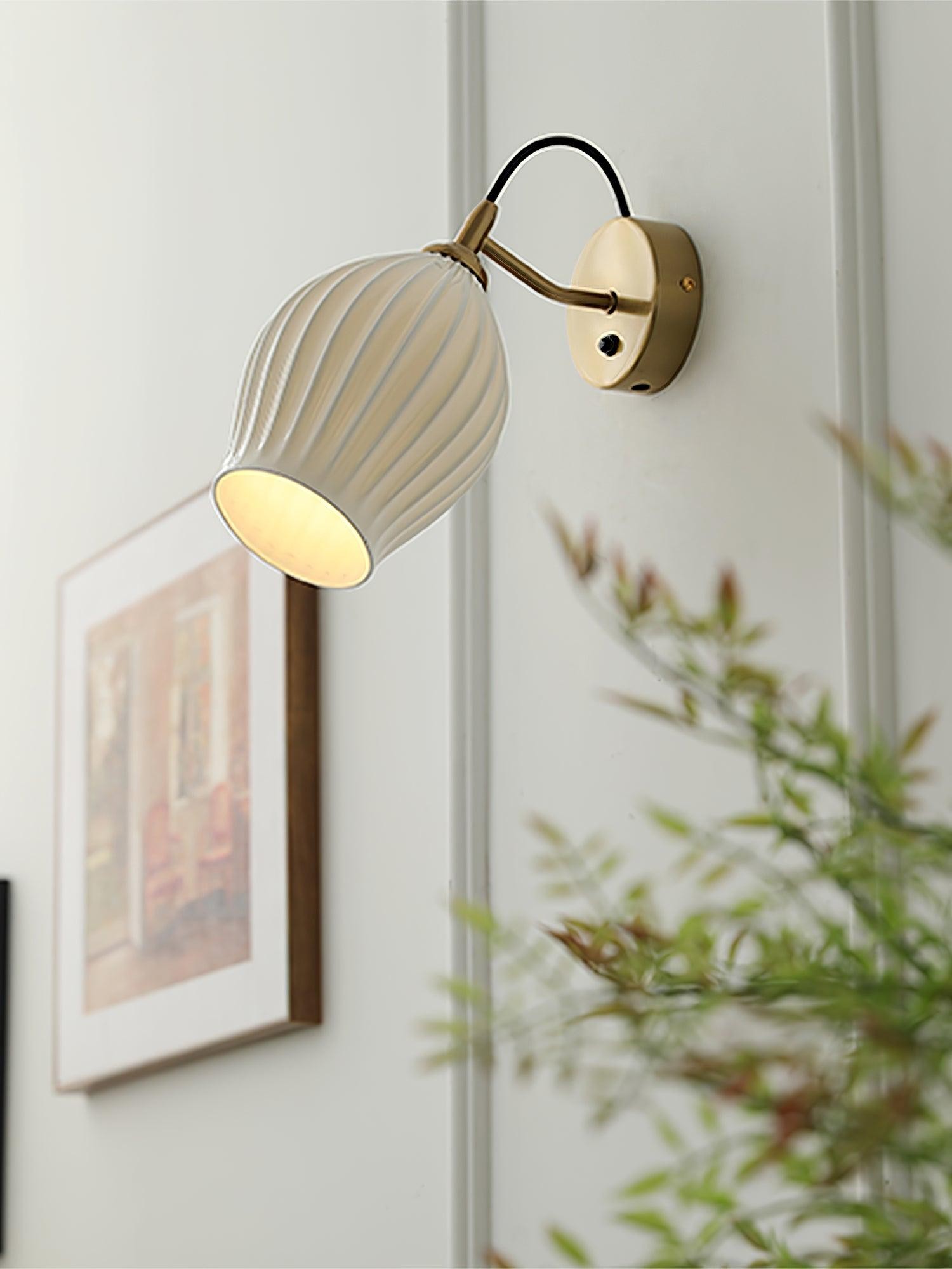 Crèmekleurige keramische geribbelde wandlamp HL498
