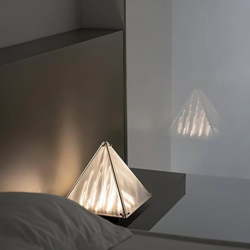 Getextureerde Glazen Piramide Tafellamp HL270