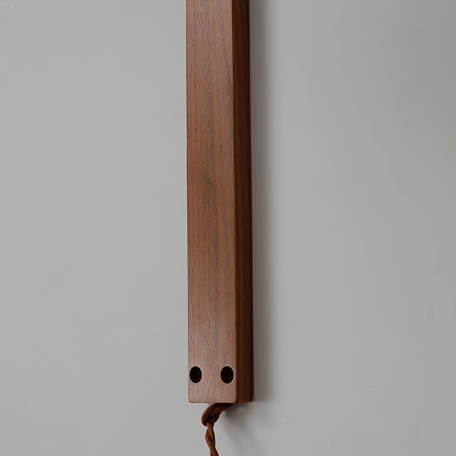 Gebogen walnootkleurige keramische wandlamp met stekker HL3051