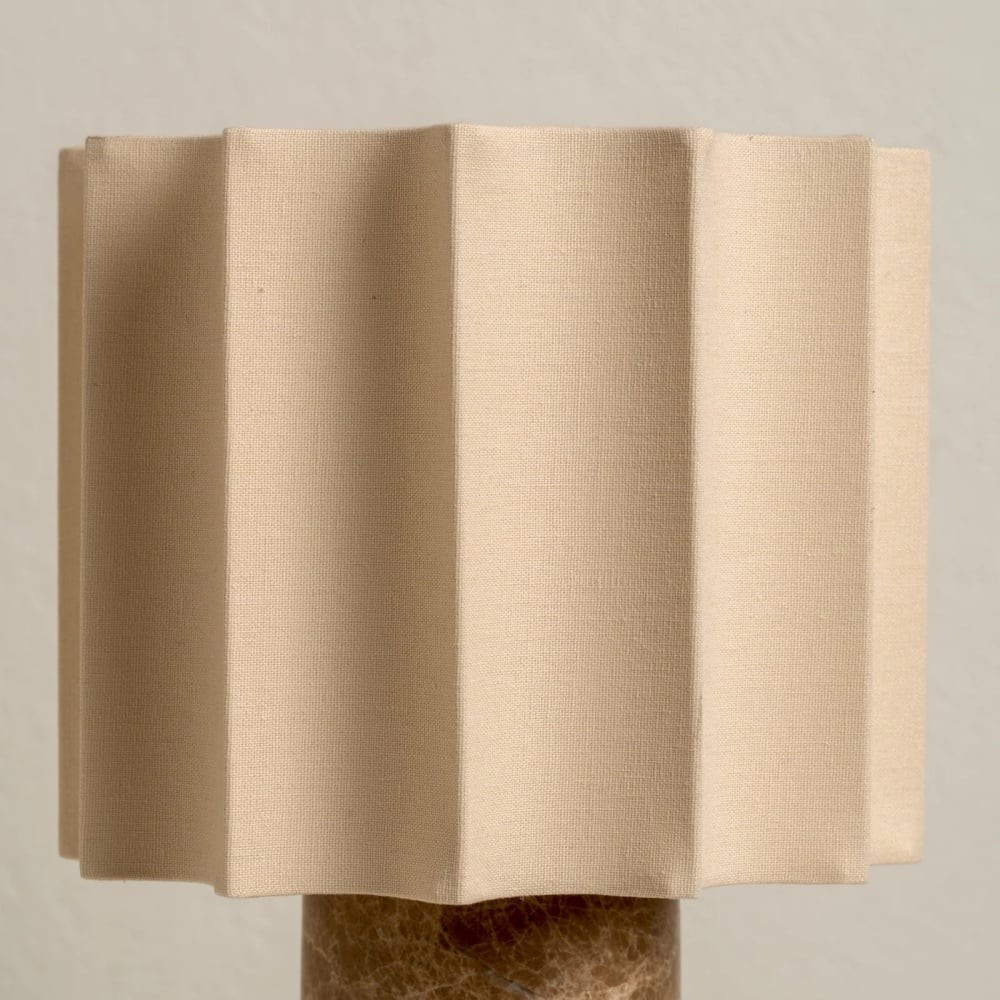 Cavilon tafellamp met waaiervormige linnen kap - Steenkleurige afwerking, geschikt voor woonkamers HL2281