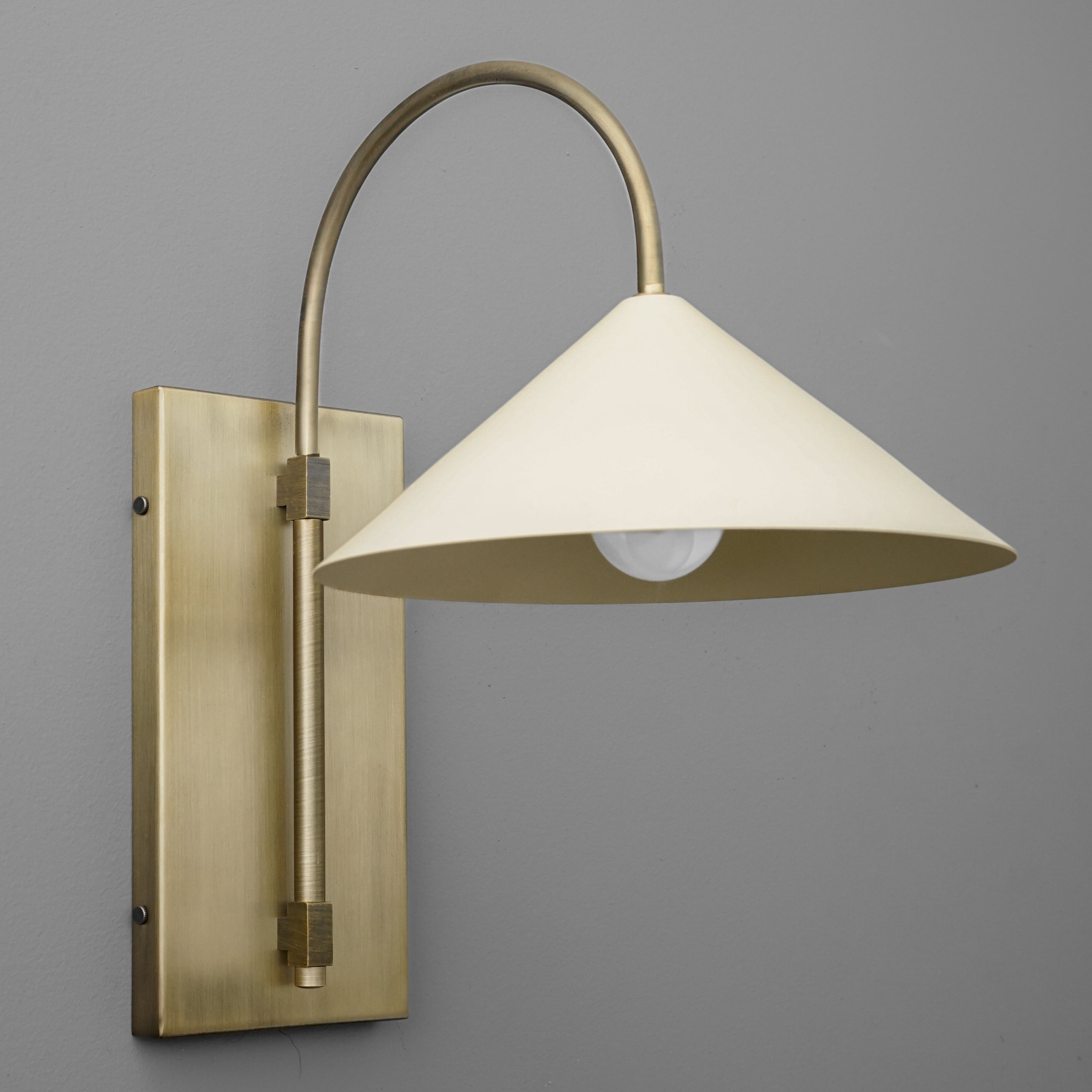 Conique Metalen Minimalistische Wandlamp - Sculpturale Messing Booglamp voor Moderne Interieurs HL1762