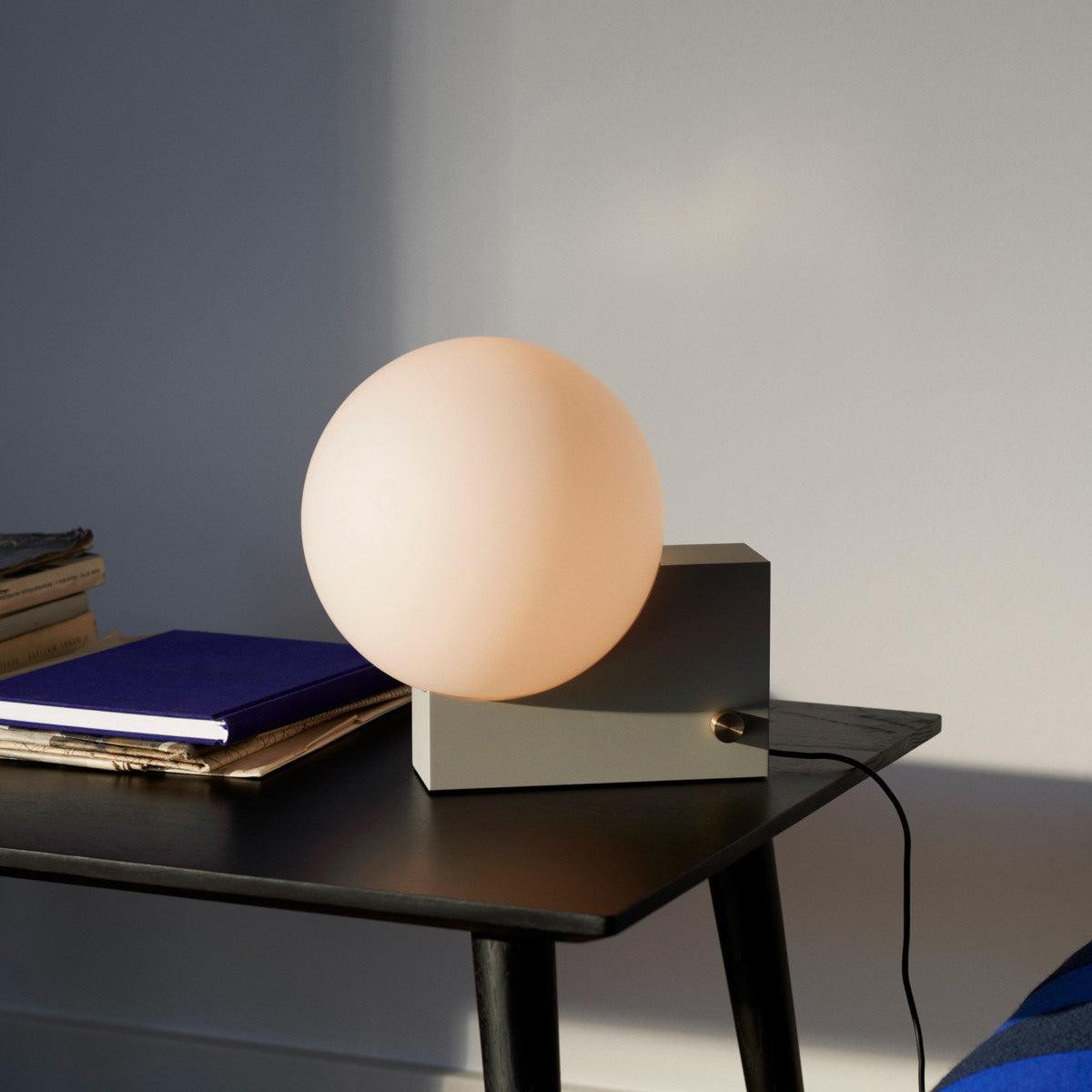 Geometrische lampenvoet glazen bol tafellamp HL523