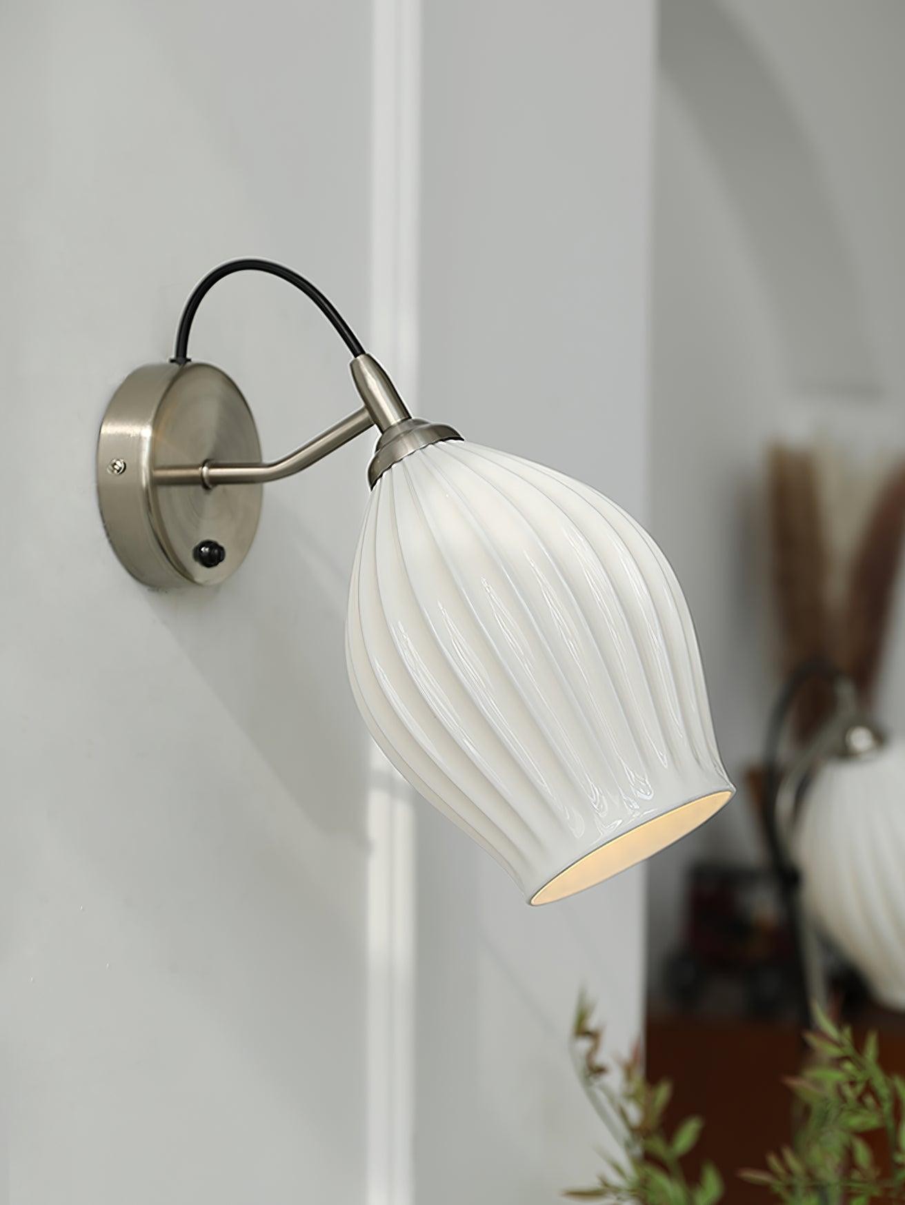 Crèmekleurige keramische geribbelde wandlamp HL498