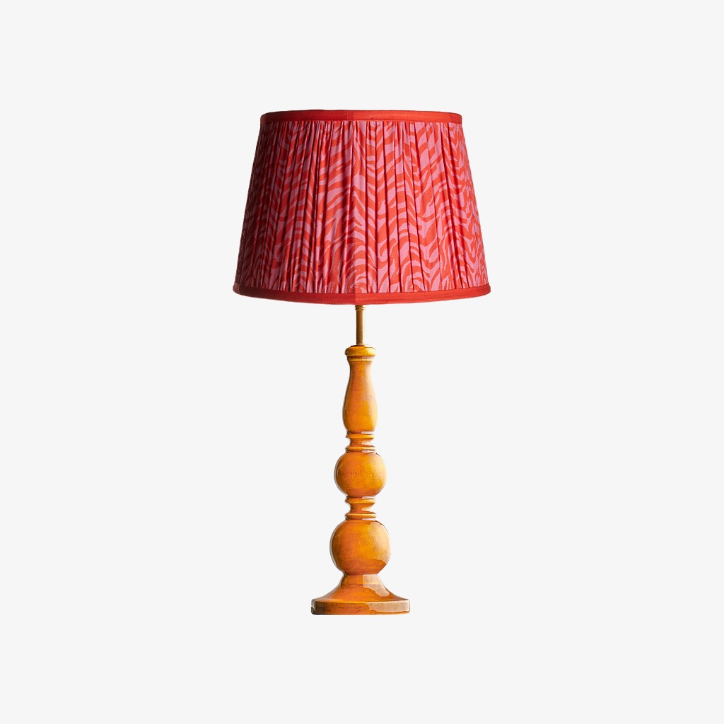 Grainora tafellamp met houten voet en stoffen lampenkap voor de woonkamer HL2349