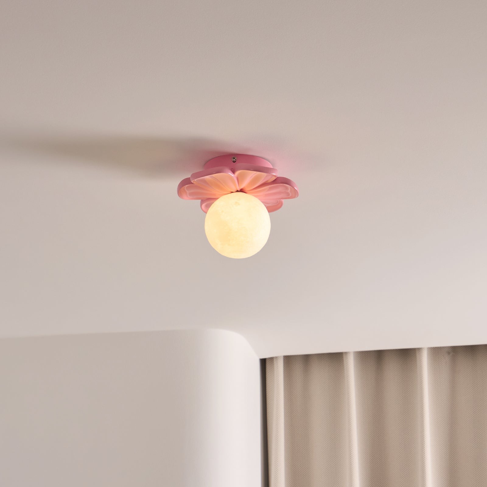 Crèmekleurige bloemvormige plafondlamp HL2961
