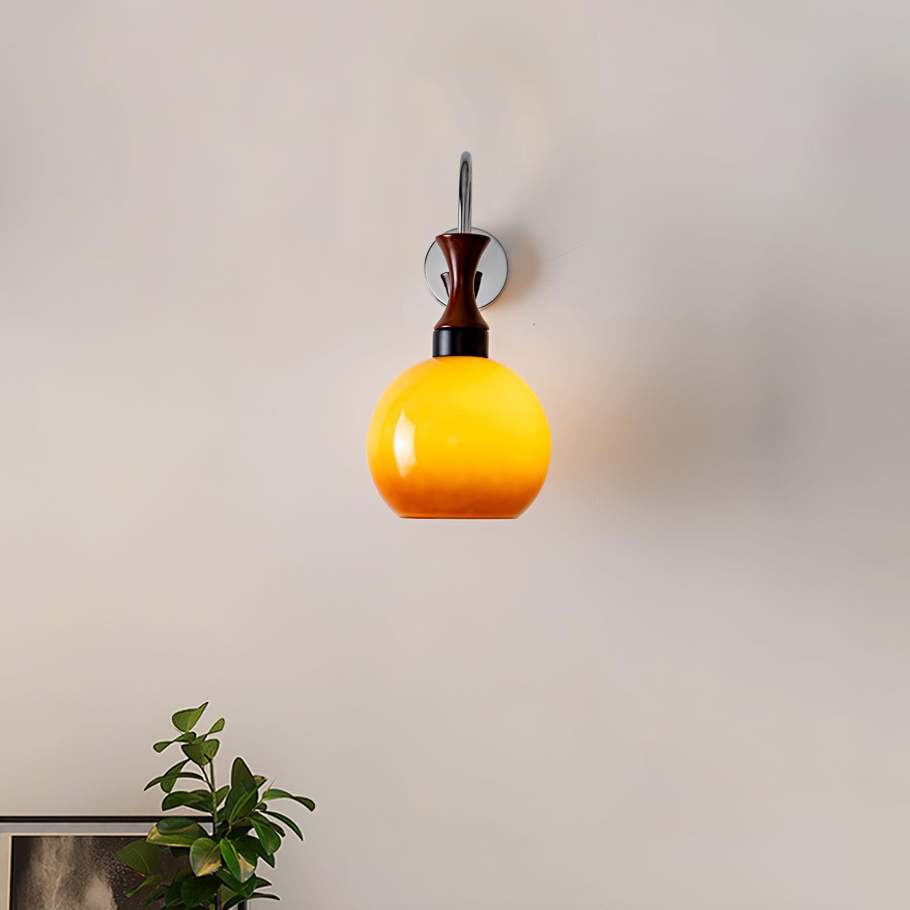 Bolvormige gele wandlamp HL649