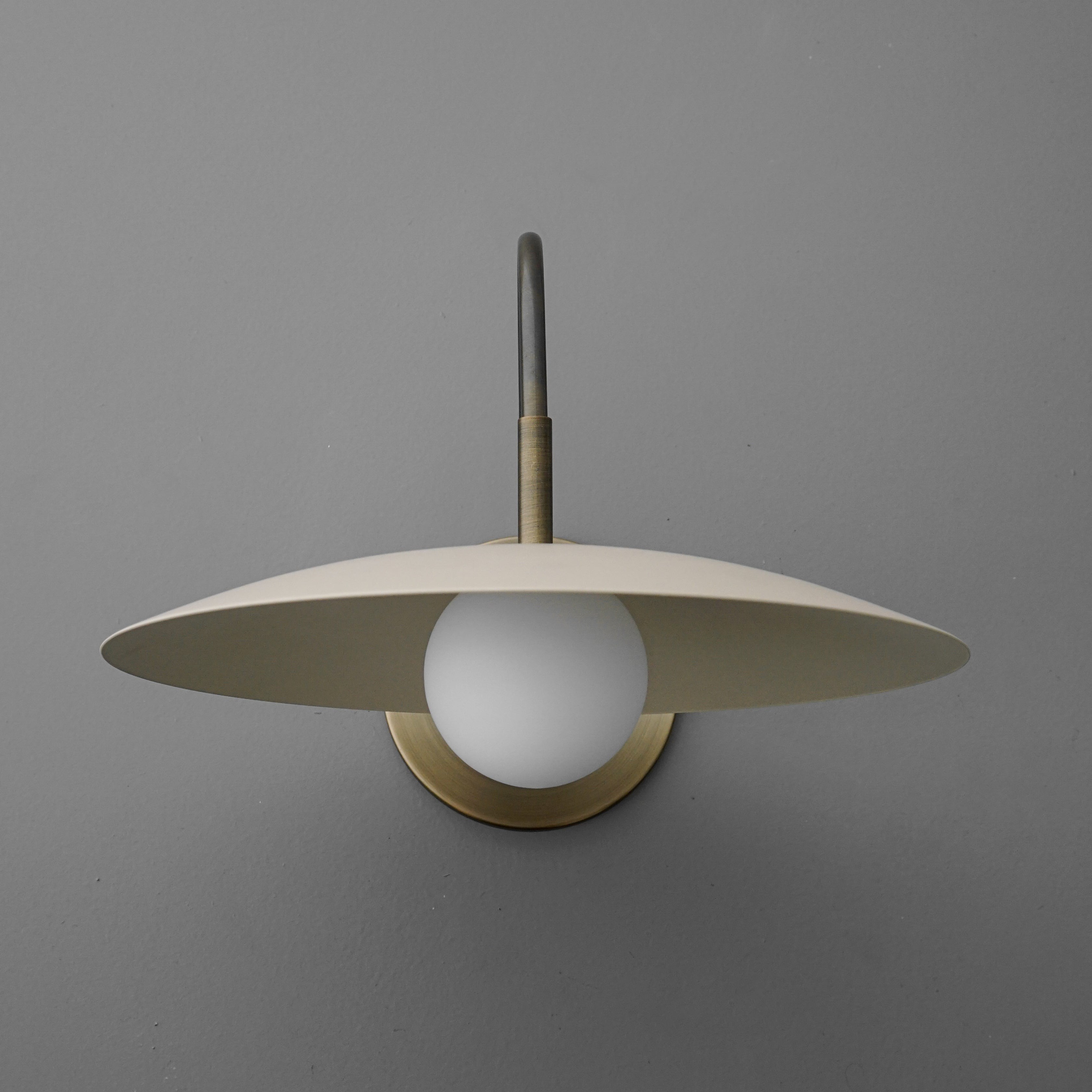 Curva Metalen Moderne Wandlamp - Antieke Messing Arm met Crèmekleurige Schijfvormige Kap HL1771