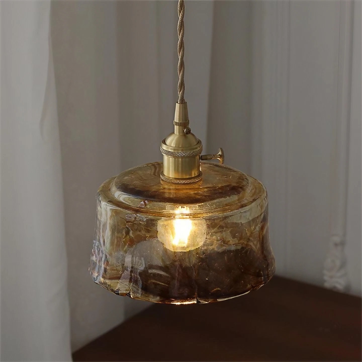 Retro handgemaakte onregelmatige amberkleurige glazen hanglamp HL64