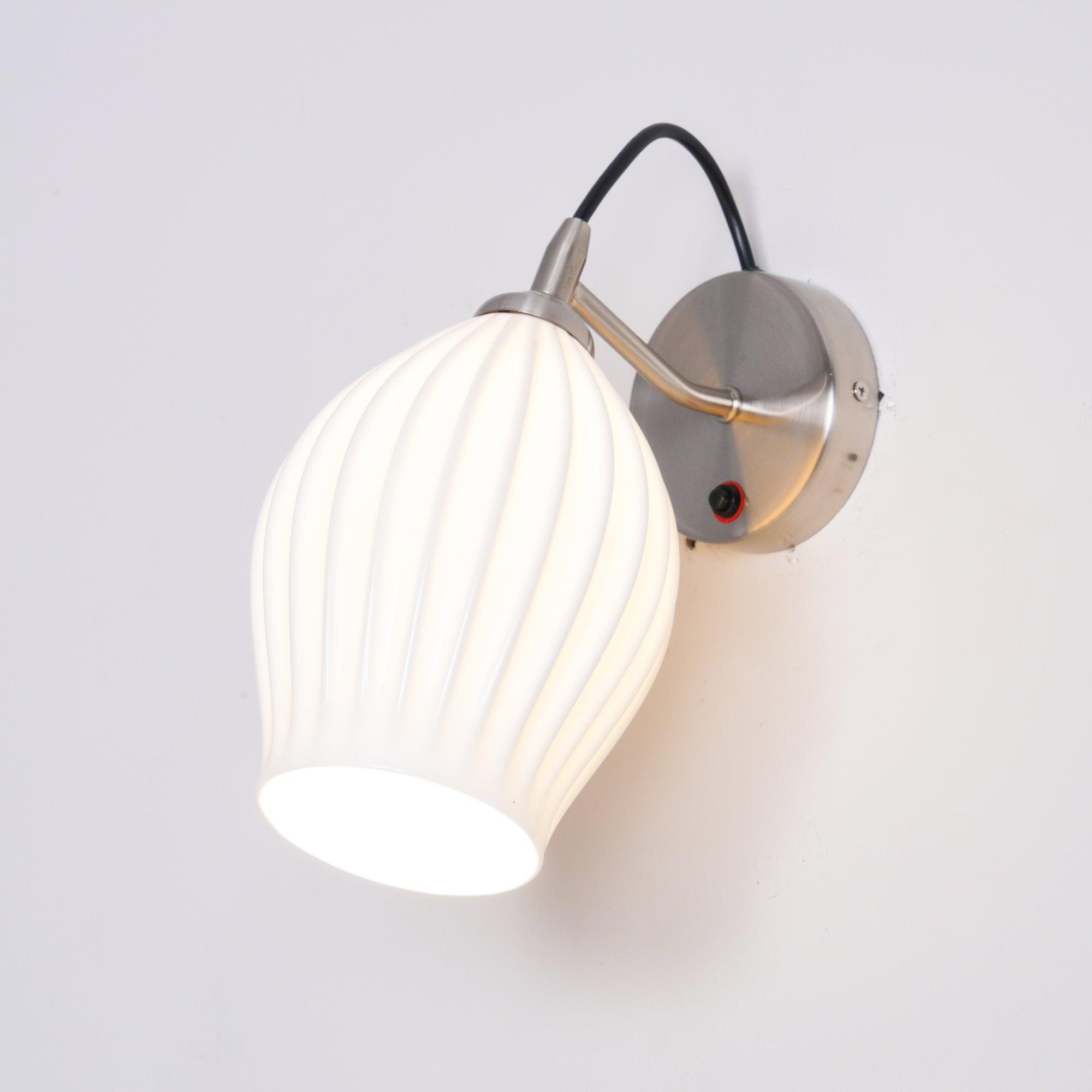 Crèmekleurige keramische geribbelde wandlamp HL498