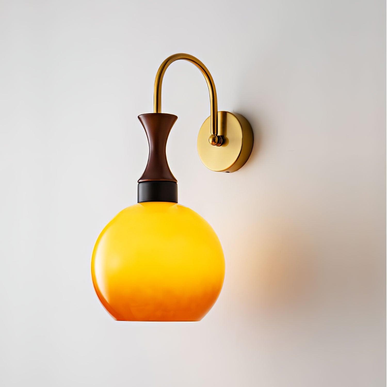 Bolvormige gele wandlamp HL649