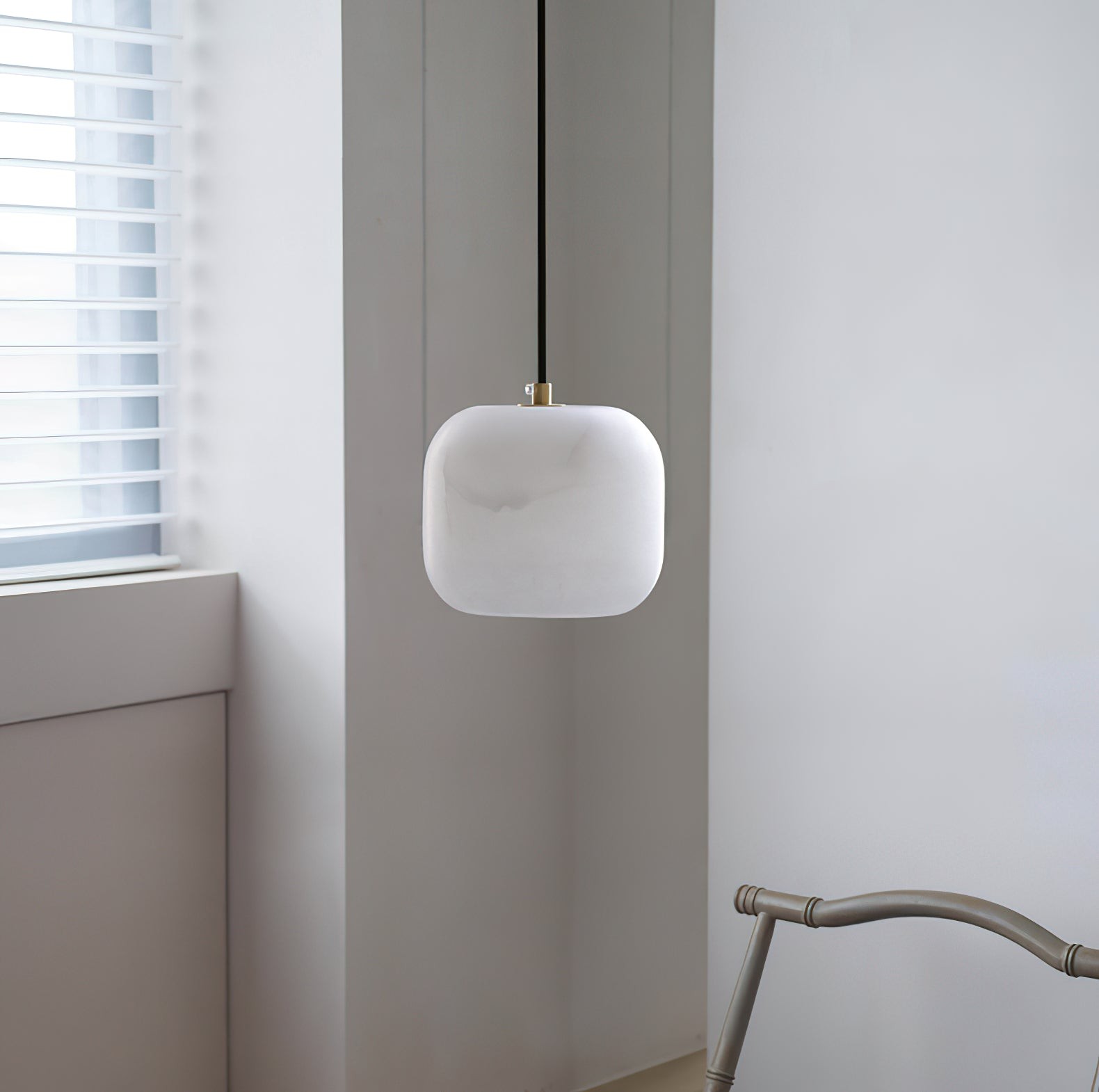 Alabaster hanglamp voor naast het bed HL2976