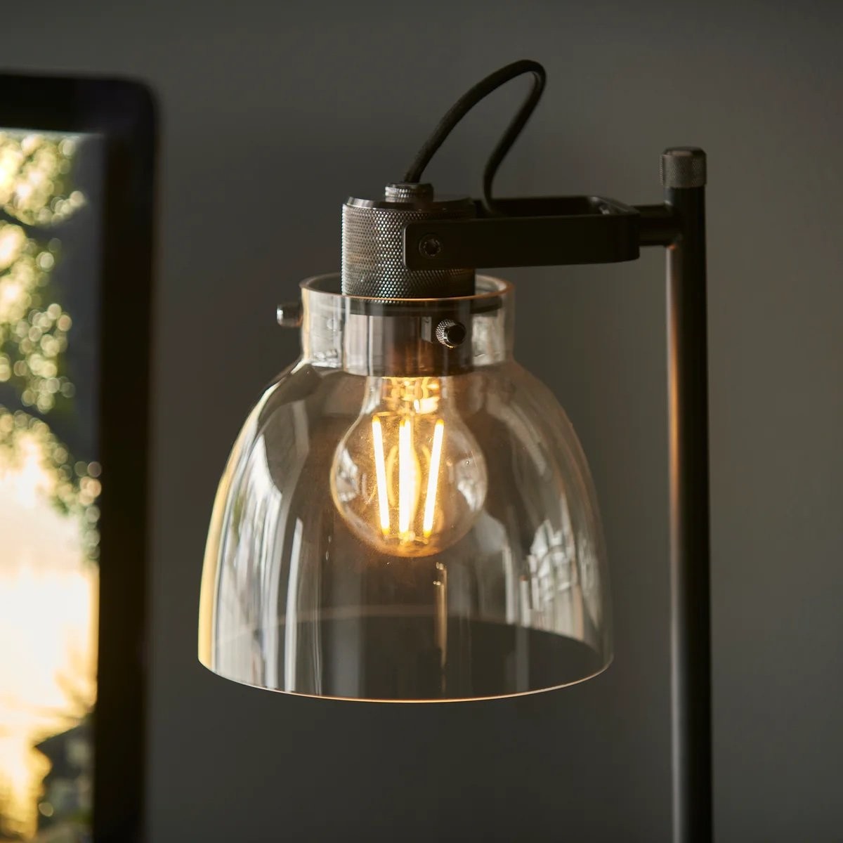 Readium Verstelbare Tafellamp - Industriële Metaal en Bolvormig Glas voor Slaapkamer en Studiekamer HL2065