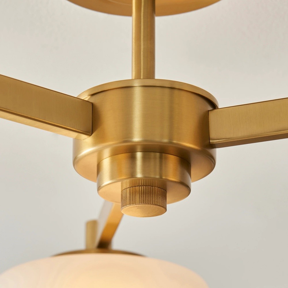 Hanglamp Zirvos met matglazen opalen bollen en geborsteld messing frame voor woon- en eetkamer HL2132