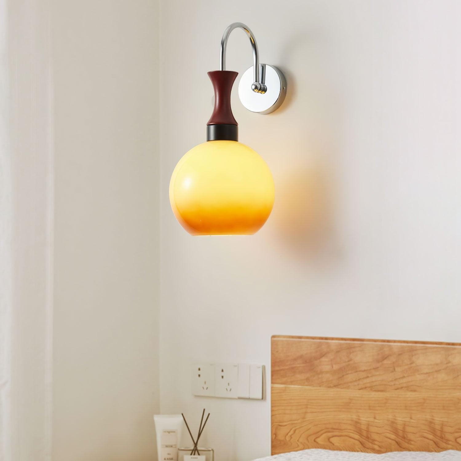 Bolvormige gele wandlamp HL649