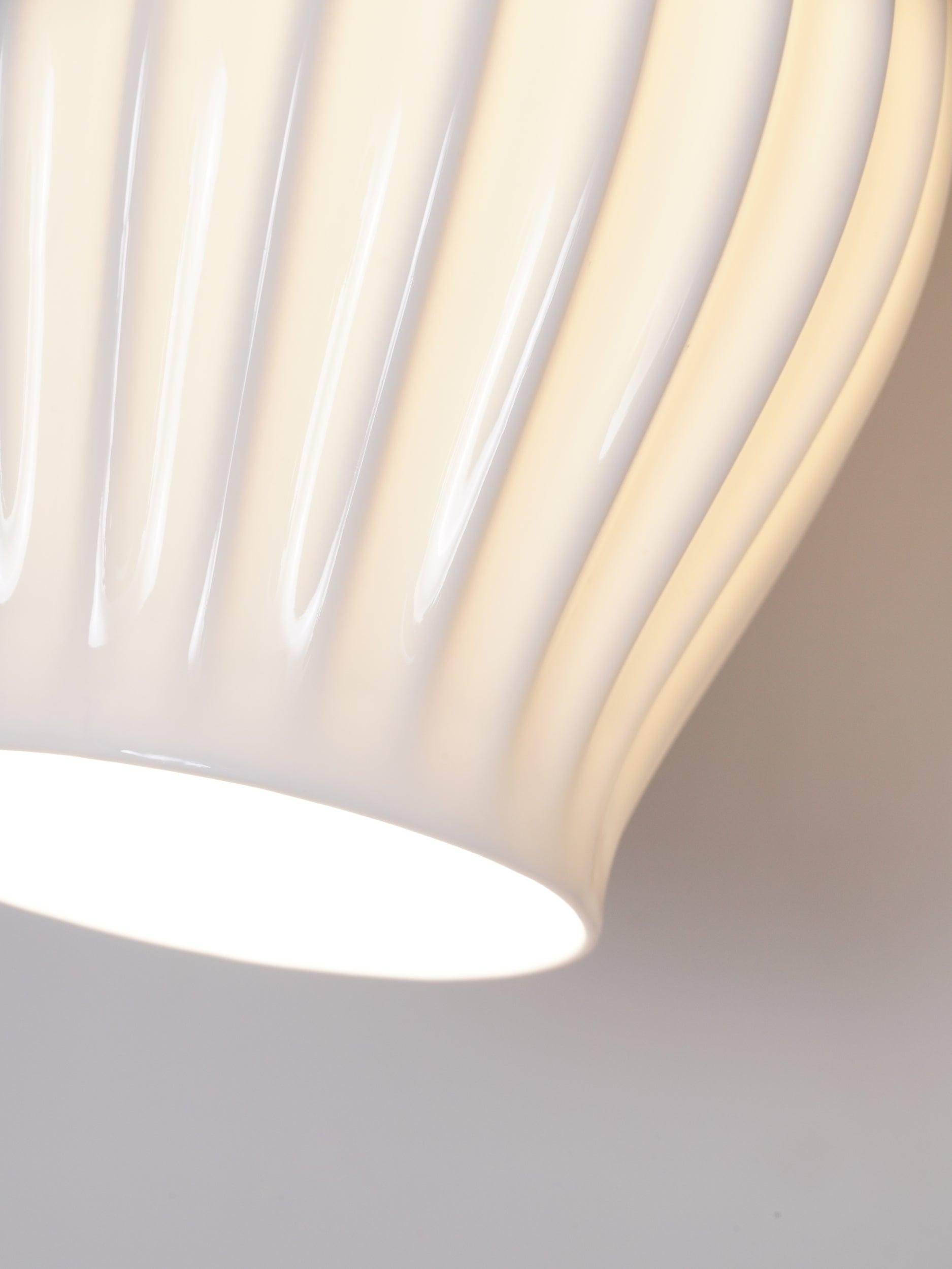 Crèmekleurige keramische geribbelde wandlamp HL498