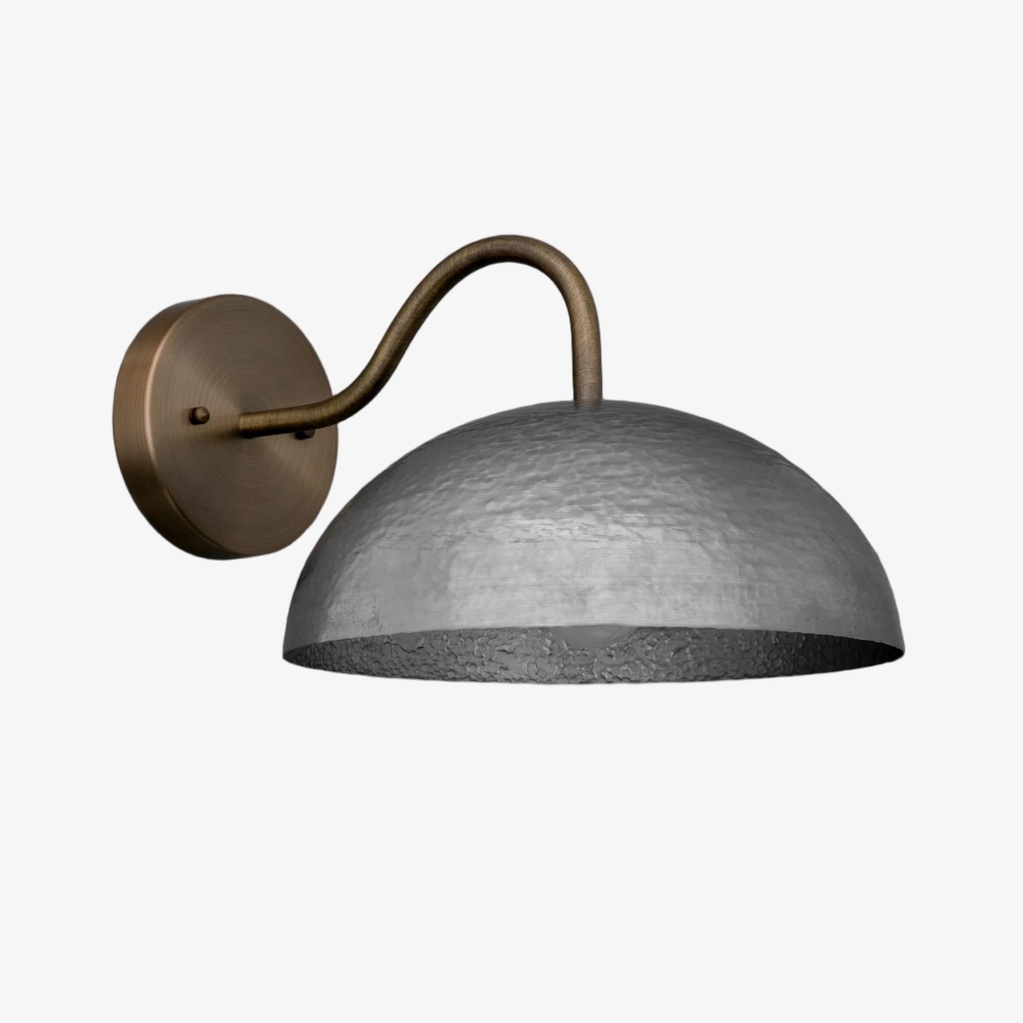 Curva Metalen Industriële Wandlamp - Gebogen Messing Arm - Gehamerde Koepellamp HL1770