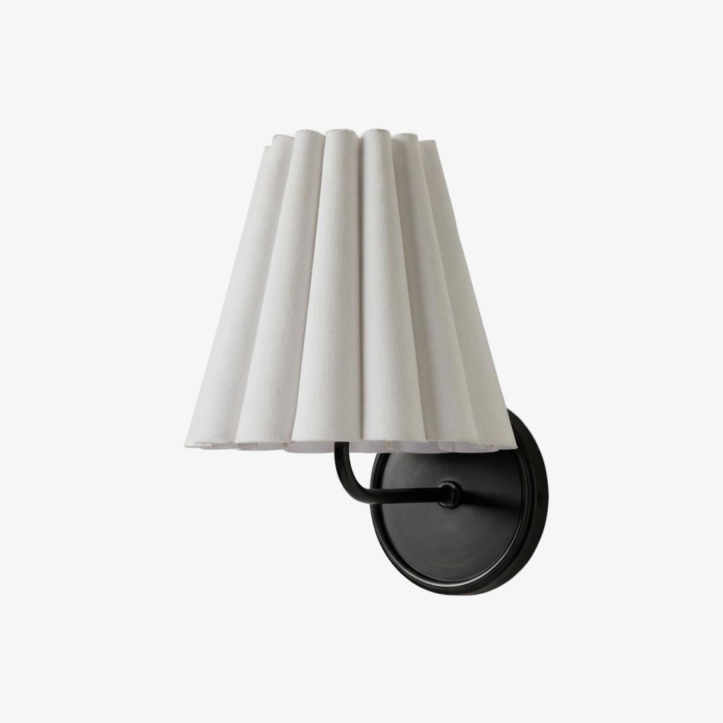 Ruffmeto stoffen wandlamp – met geplooide details op een sculpturaal metalen frame voor studeerkamer of hal HL2279