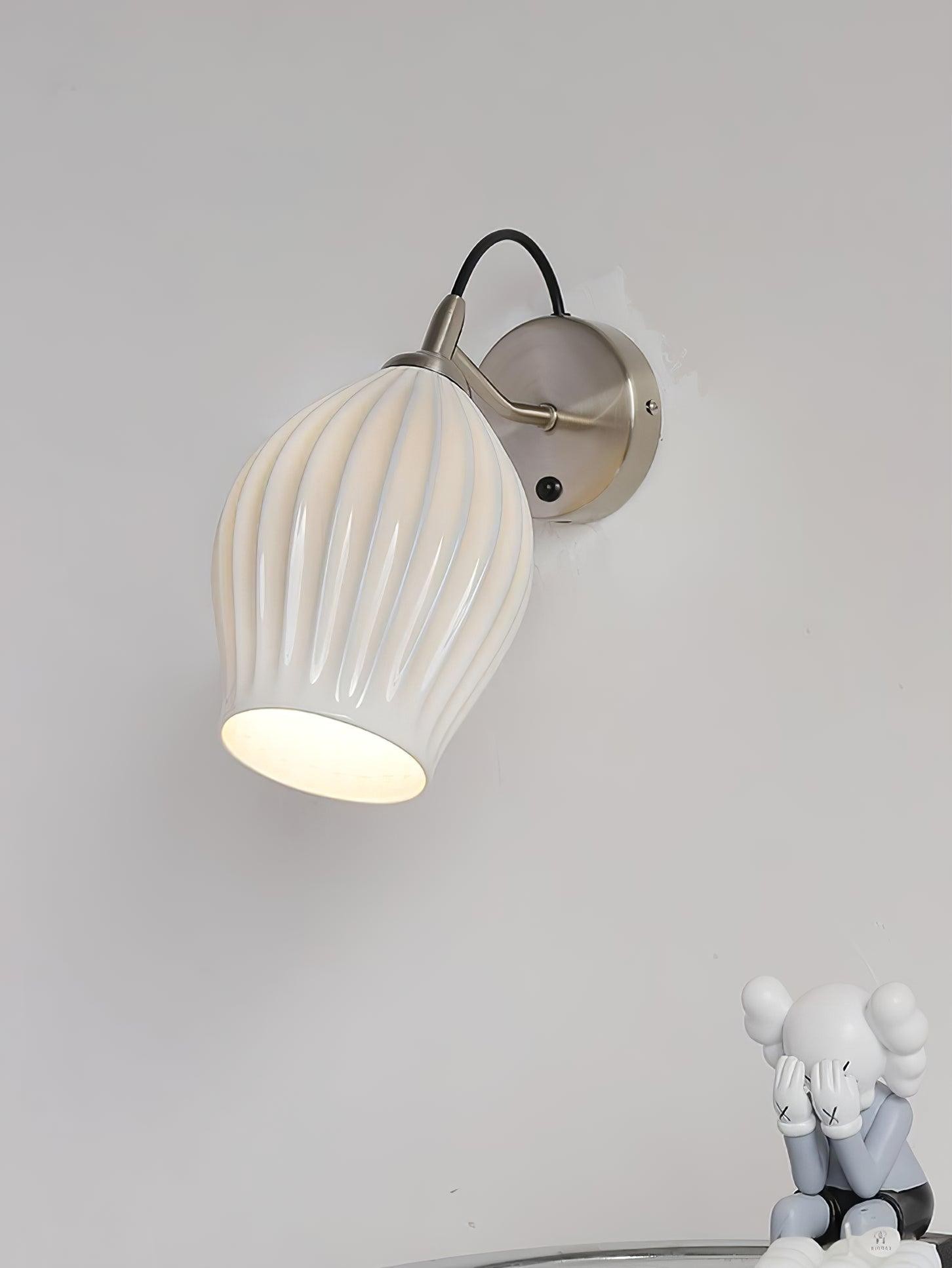 Crèmekleurige keramische geribbelde wandlamp HL498
