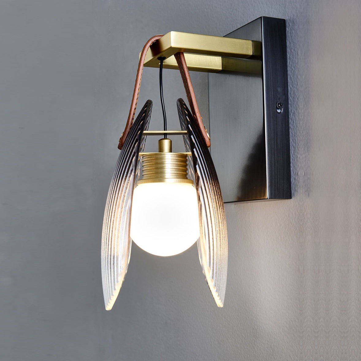 Schelpvormige glazen wandlamp HL3016