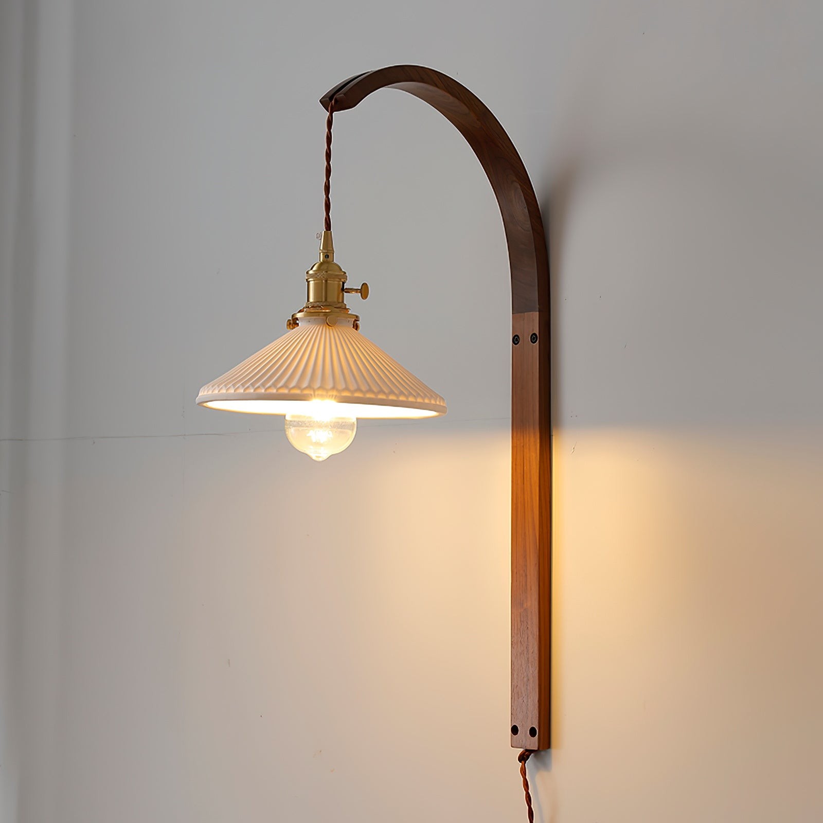 Gebogen walnootkleurige keramische wandlamp met stekker HL3051